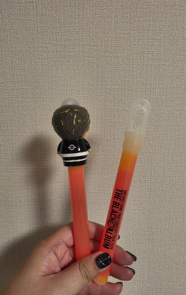 aminqoo's tweet photo. ツアーTotal 7days参戦!!

今回は所在に困るペンライトに鍵とかに使う磁石着けて使ってみてた
缶バッチとか手すりにくっついちゃうことあって改良が必要そうだけどまぁ快適でした

ただ正さんが金具で剥げはげになっちゃった😅
ごめんね…そしてお疲れさま🥰
#THE_BLACK_ALBUM
#DREAMS_COME_TRUE https://t.co/IftZGzLoau