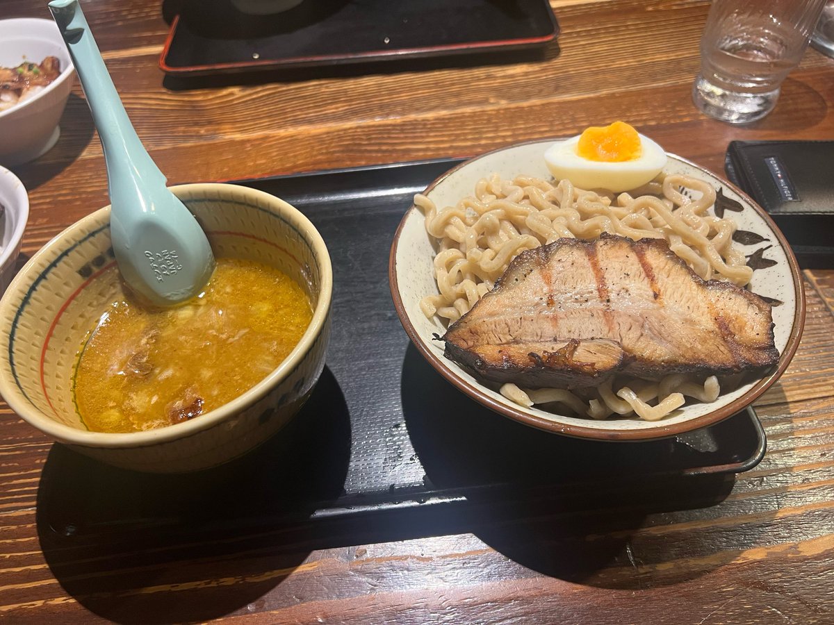 7258pajt's tweet photo. 明日でラストのこうじ
めちゃ混みで、初めてこうじで1時間も並んだ

あと頼める物ものがつけ麺とチャーシュー丼しか無かったのが悲しい… https://t.co/czfbPoHLd1