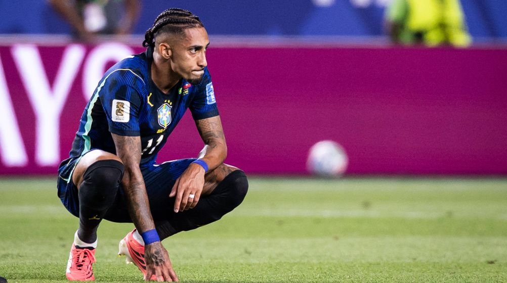 Barca_Buzz's tweet photo. 🚑 OFFICIAL: Raphinha suffers a thigh strain in his right leg and is substituted in the first half. https://t.co/8c25kPVygU