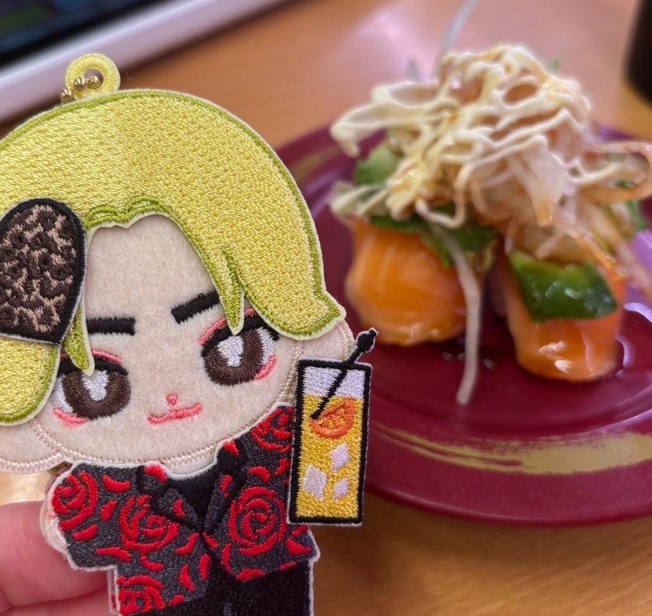 dear_2class's tweet photo. 🍍がお寿司食べたらしいから
🍇も食べたよ、鯖寿司 https://t.co/30XAdDO0ho