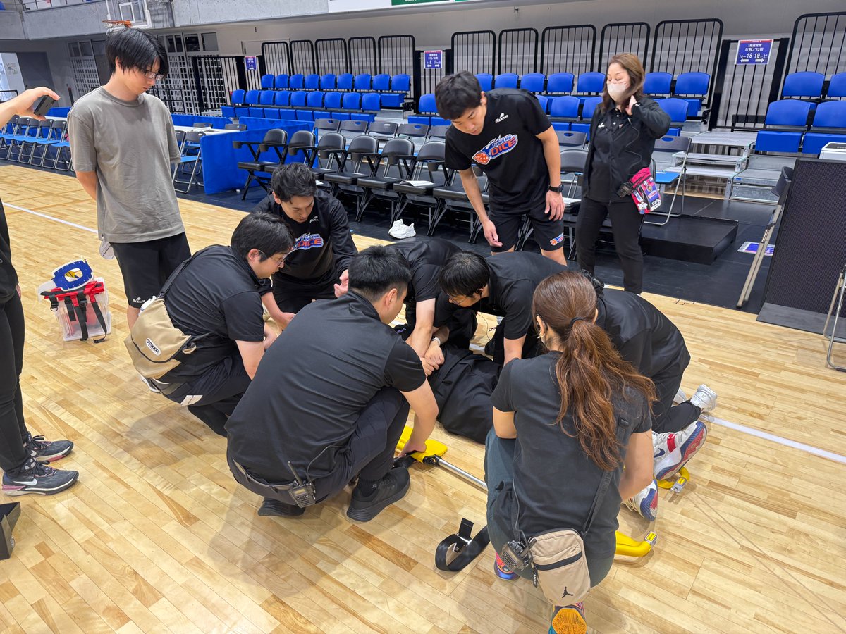 TachikawaDice's tweet photo. 【安全・安心な試合運営のために】

先日、立川ダイスでは、試合中にコート内で選手に緊急対応が必要となる事態を想定した「EAP（緊急時対応計画）訓練」を実施しました。
今シーズンも、安心できるホームゲームの開催に努めてまいります。

＜ホーム開幕戦チケットはこちら＞
GAME1
https://t.co/knWoMeyujB

GAME2
https://t.co/aoL81lXcWT

#立川ダイス