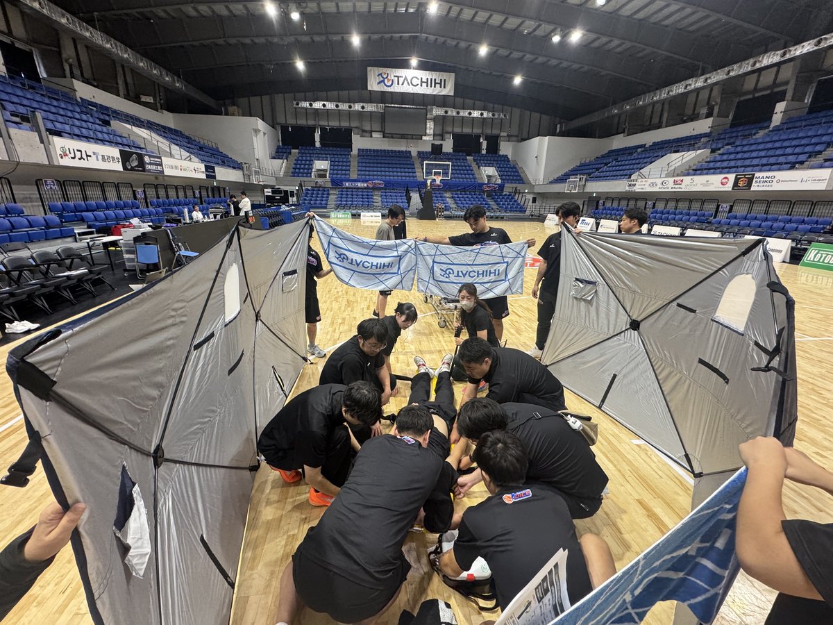 TachikawaDice's tweet photo. 【安全・安心な試合運営のために】

先日、立川ダイスでは、試合中にコート内で選手に緊急対応が必要となる事態を想定した「EAP（緊急時対応計画）訓練」を実施しました。
今シーズンも、安心できるホームゲームの開催に努めてまいります。

＜ホーム開幕戦チケットはこちら＞
GAME1
https://t.co/knWoMeyujB

GAME2
https://t.co/aoL81lXcWT

#立川ダイス