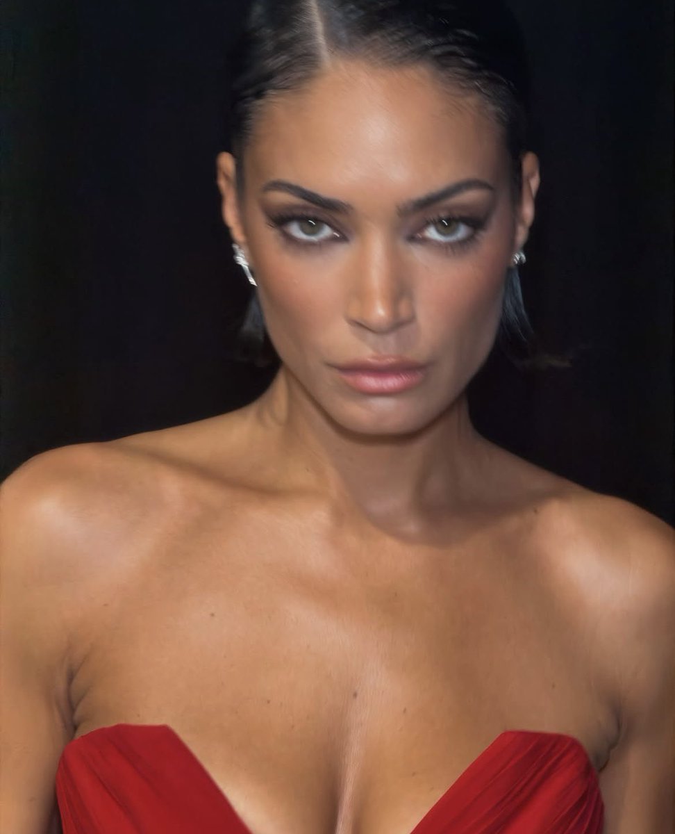 siefattotardi's tweet photo. la donna più bella del mondo punto https://t.co/Uh2xKq7PhO