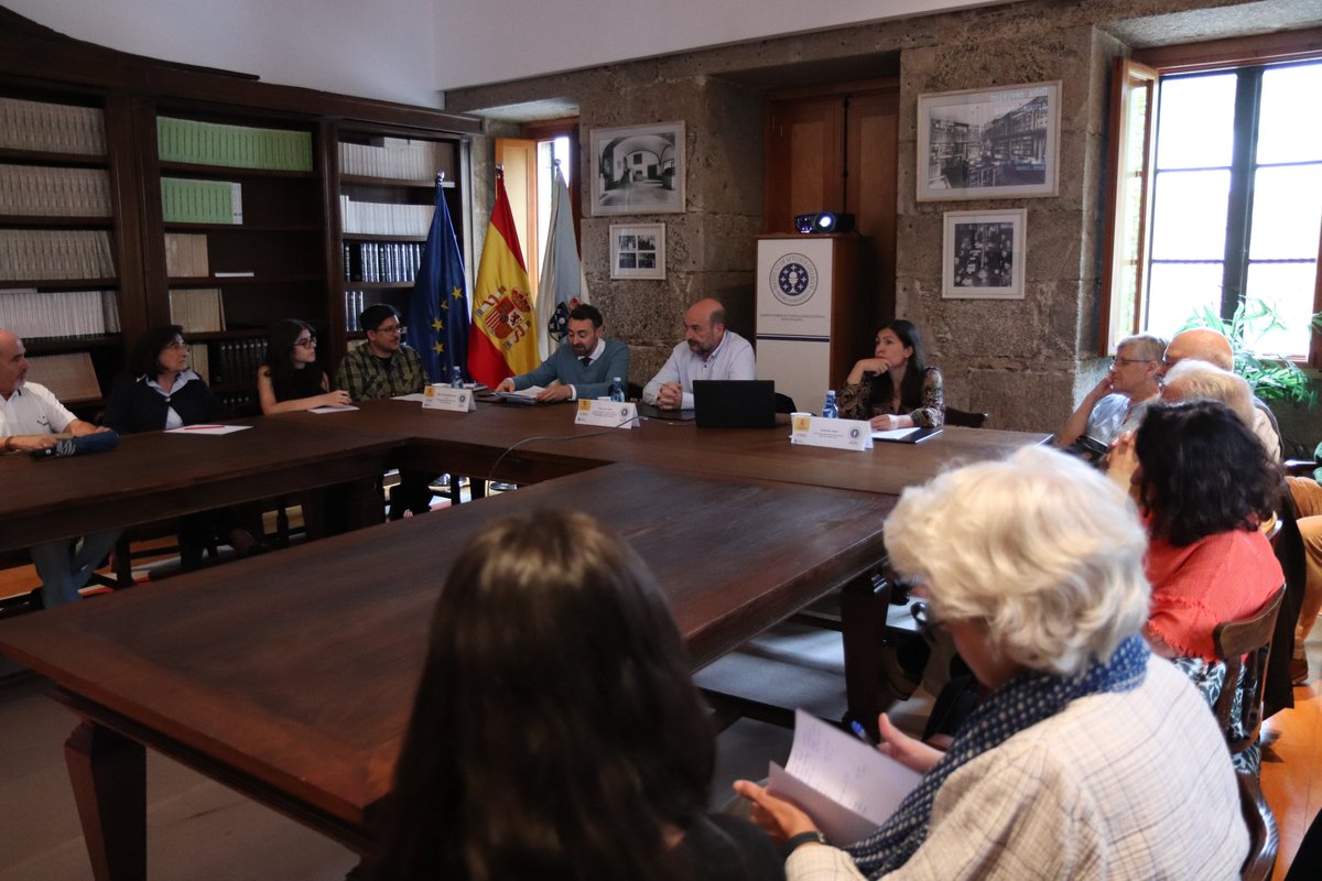 iegps's tweet photo. Hoxe José Suárez Otero ofreceunos unha magnífica revisión arqueolóxica da Catedral de Santiago de Compostela, ofrecendo tamén novas hipóteses do máis suxestivas!!! https://t.co/2exstH2jkl