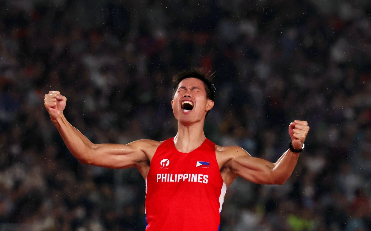 PhilippineStar's tweet photo. THIRD GOLD MEDAL FOR PH FROM OBIENA! 🥇🇵🇭

EJ Obiena delivered the Philippines' third gold medal at the 2026 Asian Games after dominating the men's pole vault final on Tuesday. 

The Pinoy pole vault ace also set a new Asian Games record after clearing 5.91 meters. (Wire photos/Reuters)