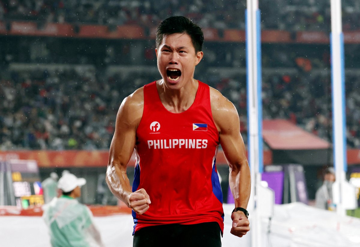 PhilippineStar's tweet photo. THIRD GOLD MEDAL FOR PH FROM OBIENA! 🥇🇵🇭

EJ Obiena delivered the Philippines' third gold medal at the 2026 Asian Games after dominating the men's pole vault final on Tuesday. 

The Pinoy pole vault ace also set a new Asian Games record after clearing 5.91 meters. (Wire photos/Reuters)