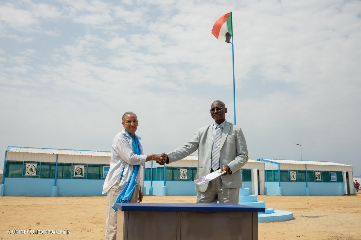 UNICEFSudan's tweet photo. 9 فصول دراسية.
900 طفل.
900 فرصة.

في كوستي بولاية النيل الأبيض، أنشأت اليونيسف تسعة فصول دراسية جديدة من خلال برنامج التعلّم المُعجّل. وأصبح لدى ما يقارب 900 طفل من الأطفال النازحين فرصة للعودة إلى مقاعد الدراسة ومواصلة تعليمهم.

#لكل_طفل، تعليم https://t.co/2P1fY117pP