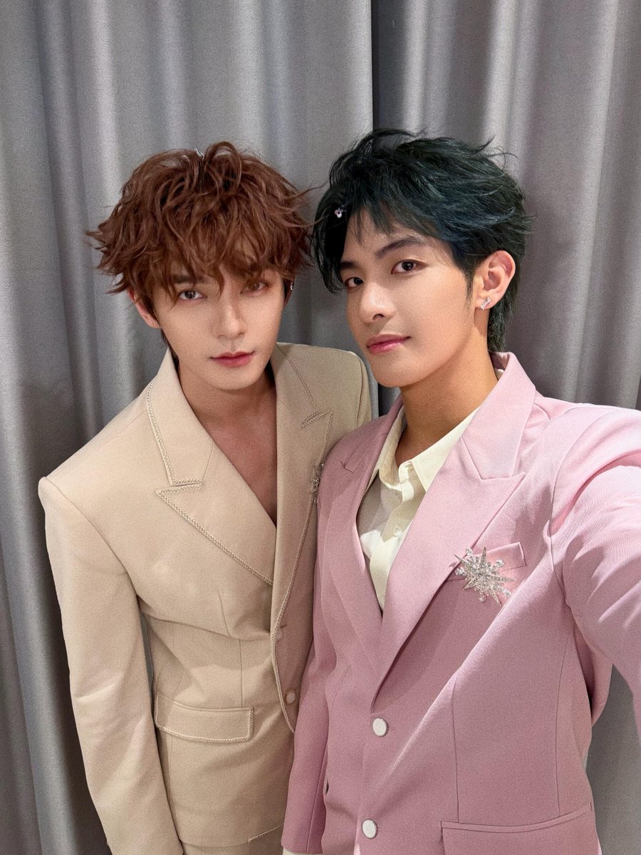 xizhao_fanclub's tweet photo. A little pre-live selfie from Xixi and Zhaozhao! ✨

“Bringing softness, arriving as promised.”

See you at 8:00 PM BJT for the XiZhao × Comfort livestream! 🧡💛

#XiZhao #HeChangxi #HeYanzhao https://t.co/OUveYbHAIs
