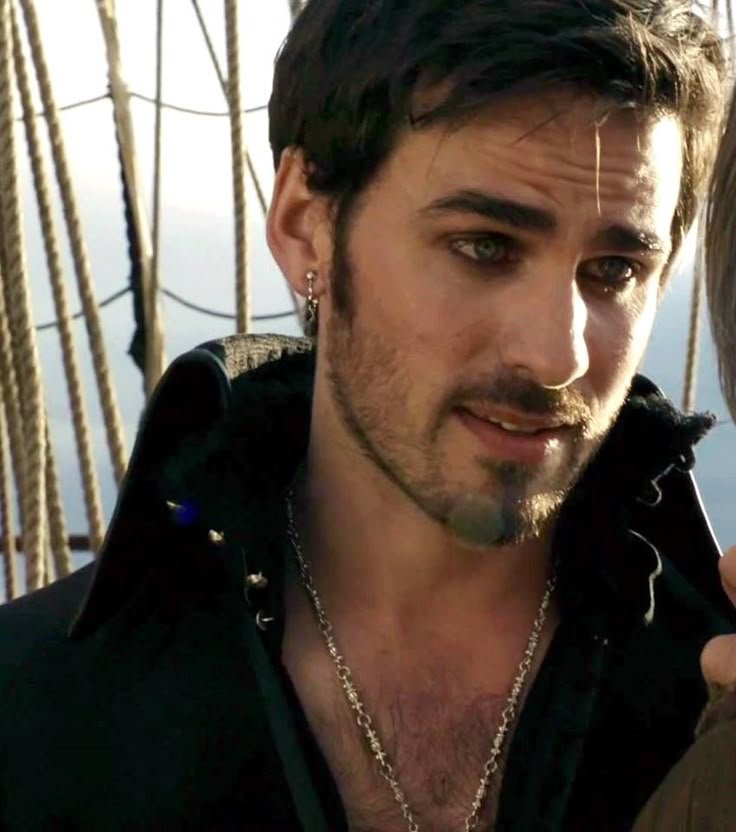 ouatminds's tweet photo. adding killian jones/captain hook in the second season of once upon a time was one of the best decisions the show made https://t.co/NjYGB9RpGS