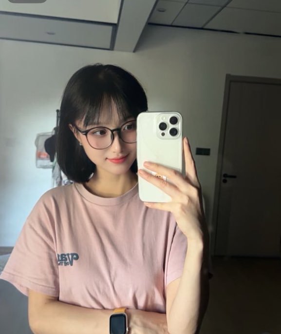 michelle70hl5's tweet photo. 交个朋友行吗

有人想锐评一下我19岁福嘛 🥹   

看完不许瞎说，赶紧看，我要删了

真没有🚪  流言1我真的给呀 https://t.co/k2V9JTNwQp