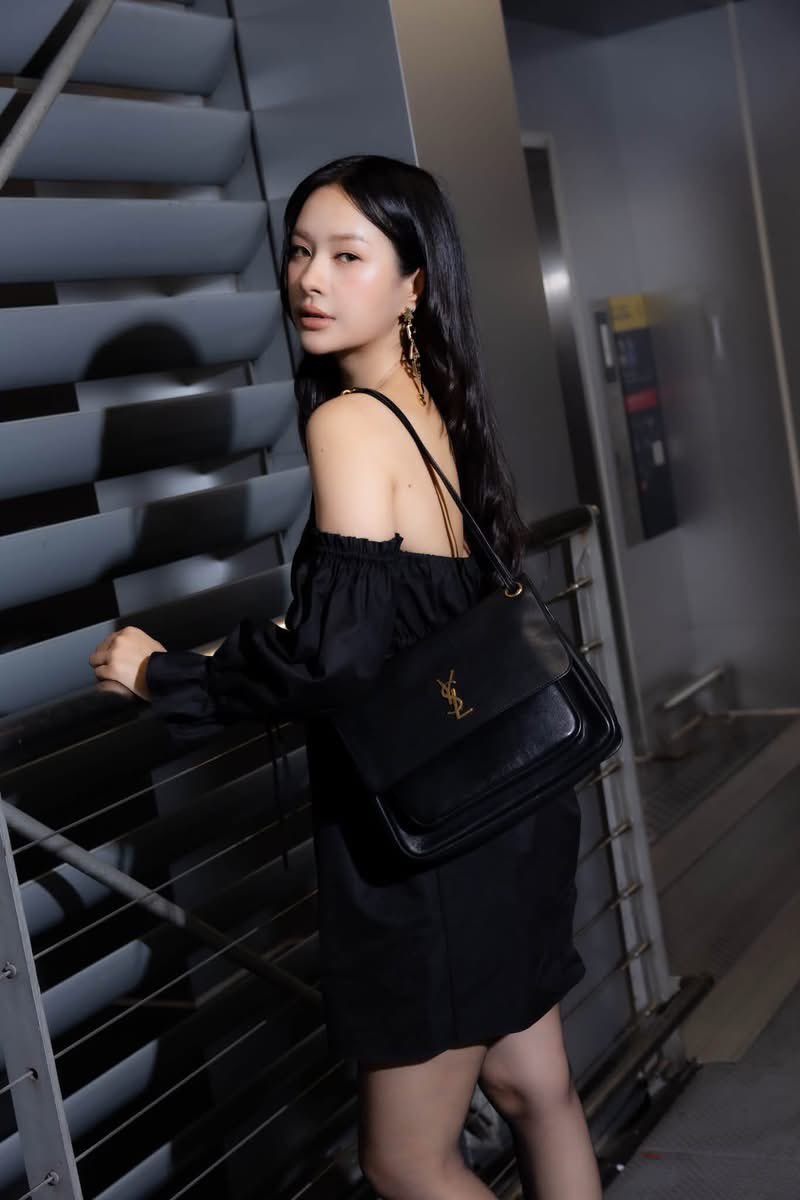 AllNews_th's tweet photo. MILK PANSA
ON THE WAY TO PARIS
FOR WOMEN’S SUMMER 2027 

PFWSS27 CALLING MILK PANSA
#YSLxMilkPansa 
#MilkPansa
#SaintLaurent #YvesSaintLaurent 
#YSL @ysl 

มิ้ลค์-พรรษา ปรากฏตัวในแอร์พอร์ตลุค ก่อนเดินทางเข้าร่วมชมแฟชั่นโชว์ Saint Laurent Women’s Summer 27 ณ กรุงปารีส ประเทศฝรั่งเศส ซึ่งมีกำหนดจัดขึ้นในวันพุธที่ 30 กันยายน เวลา 02.00 น. ตามเวลาประเทศไทย (วันอังคารที่ 29 กันยายน เวลา 21.00 น. ตามเวลาท้องถิ่นกรุงปารีส)

สำหรับลุคครั้งนี้ มิ้ลค์เลือกสวมเดรสสั้นสีดำดีไซน์เปิดไหล่ จับคู่กับต่างหูห้อยสีทอง รุ่น YSL PARIS คอมพลีตลุคด้วยรองเท้าส้นสูงหนังเรียบ รุ่น BABYLONE BRETEUIL และกระเป๋า NIKI Soft Medium สีดำ ถ่ายทอดสไตล์อันเป็นเอกลักษณ์ของ Saint Laurent ผ่านซิลูเอตที่เฉียบคม เรียบเท่ และสง่างาม

การปรากฏตัวครั้งนี้สะท้อนเสน่ห์ของมิ้ลค์ในฐานะแขกคนสำคัญของ Saint Laurent พร้อมถ่ายทอดความมั่นใจและความเป็นตัวของตัวเองผ่านแฟชั่นได้อย่างโดดเด่น