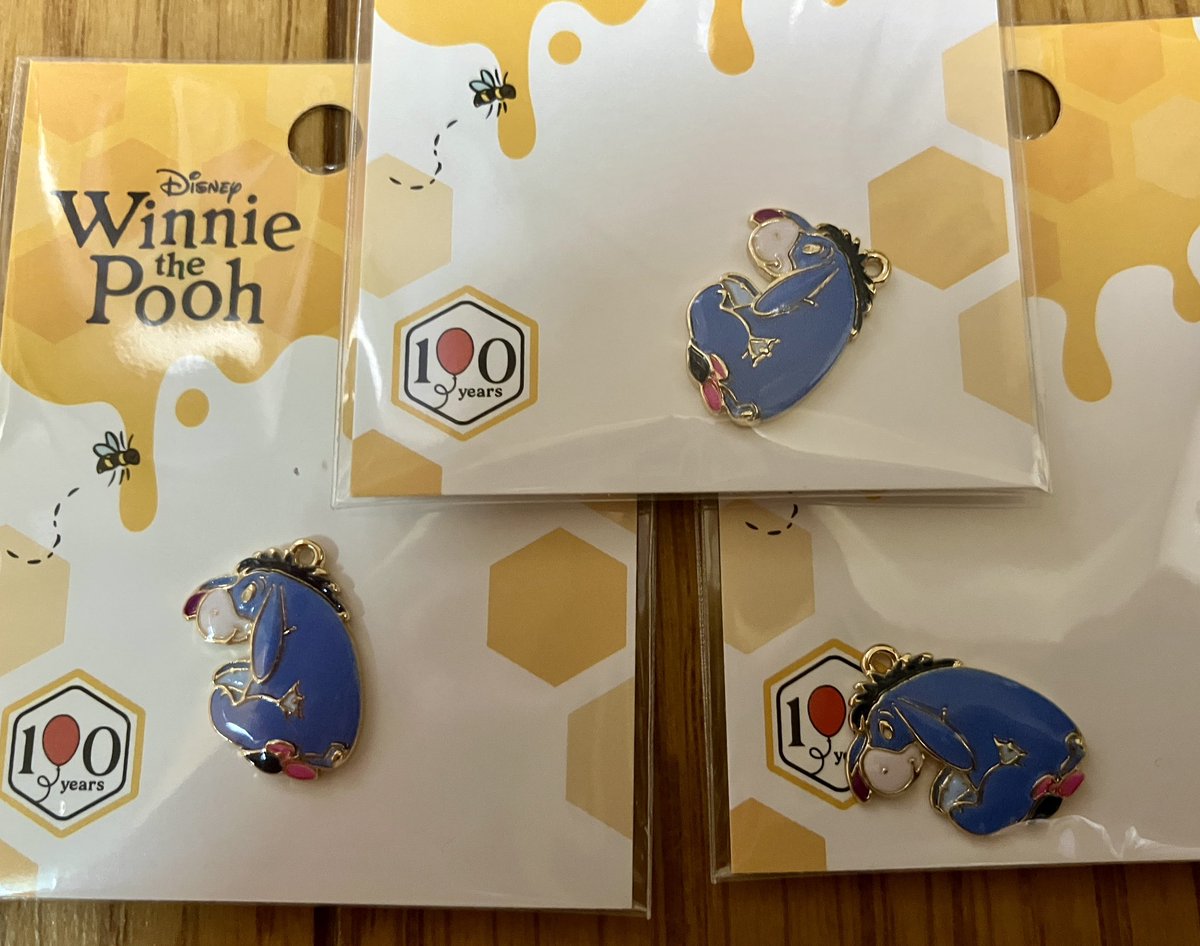 Roba_Penguin's tweet photo. 本日のペン利品とろば活成果🐧💕🐴💕
どちらも池袋ルミネです〜

満腹子ペンちゃん可愛すぎて、手拭いかキーホルダーか絞れなかった🐧💦💦
クリアファイルは裏面の可愛さも吟味して4つでセーブしました！

ろばチャーム、ネックレスは確定で、あとはイヤリングにするか、どうするか…🐴🐴💕 https://t.co/RTqbJvCA1O