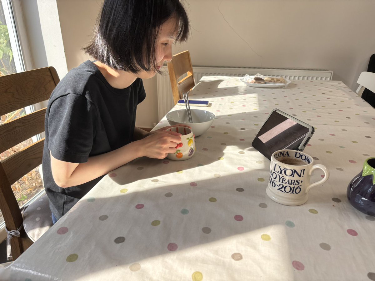 Yutoforreal's tweet photo. あと２日で配信が終わるデスノートにハマった妻。今3話。徹夜で見る覚悟らしい。初見なので反応が面白い。 https://t.co/xCyv3Hs5oh