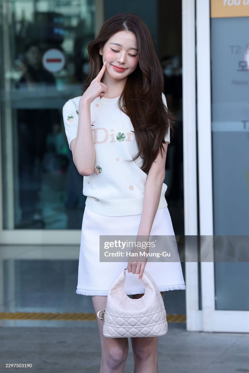bloominwind's tweet photo. Wonyoung graces the Dior Summer 27 front row and instantly captures every camera, making Dior’s fashion dream come alive.

WONYOUNG IN DIOR
#WonyoungDiorSummer27
#JANGWONYOUNG
#WONYOUNG
#DiorSummer27 @Dior https://t.co/f8IVTD7oN3
