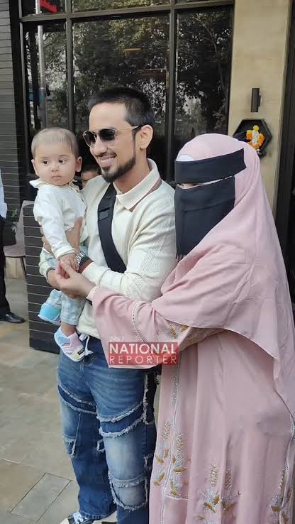 chixxsays's tweet photo. Shivam Dube with his muslim wife
Adnan Sheikh with his hindu wife 

SMASH THE PATRIARCHY SAAR 
AURAT PARDO MAI HAI SAAR 🤣🤣 https://t.co/ze9eeSmAQI
