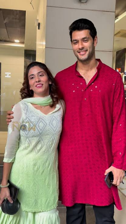 chixxsays's tweet photo. Shivam Dube with his muslim wife
Adnan Sheikh with his hindu wife 

SMASH THE PATRIARCHY SAAR 
AURAT PARDO MAI HAI SAAR 🤣🤣 https://t.co/ze9eeSmAQI