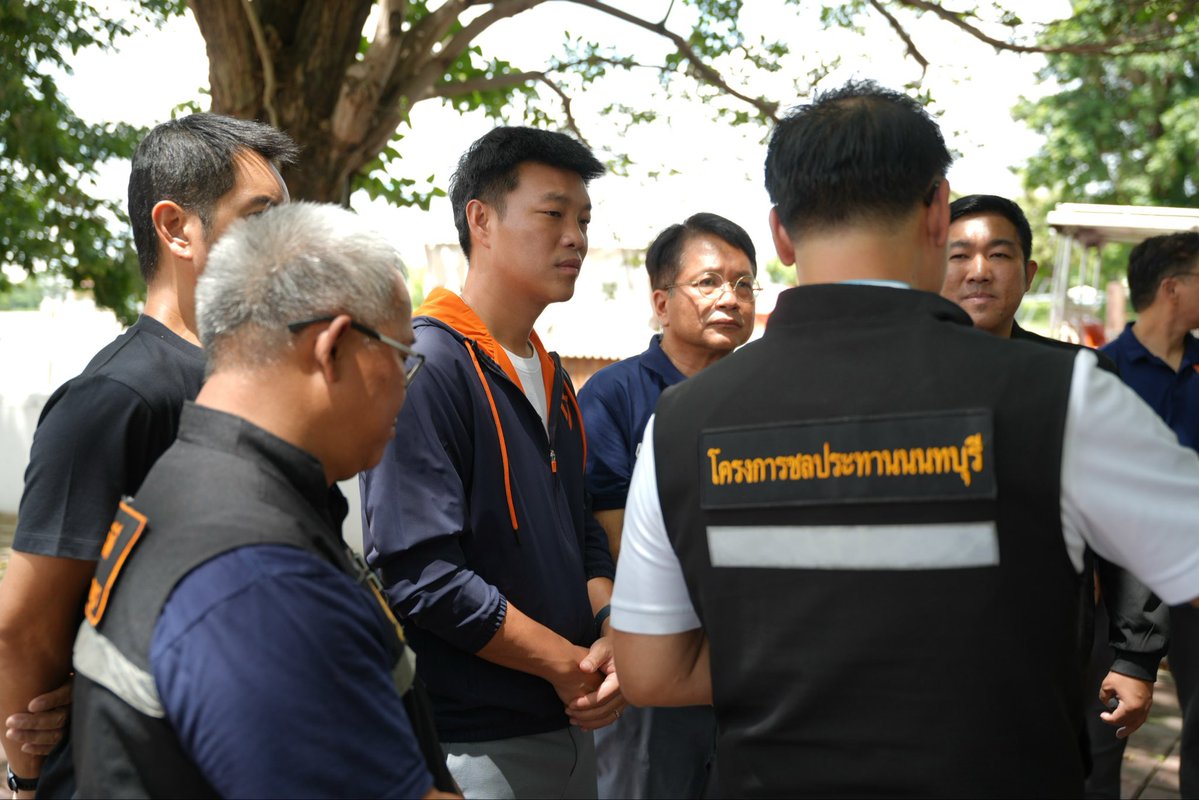 PPLEThai's tweet photo. เพื่อคืนชีวิตปกติให้ประชาชน สิ่งที่ต้องเร่งทำที่สุดในตอนนี้คือการระบายน้ำให้ลดลงเร็วที่สุด ก่อนที่มวลน้ำจากภาคเหนือจะลงมาสมทบ ประกอบกับภาวะน้ำทะเลหนุนสูงในช่วงวันที่ 29 กันยายน ถึง 4 ตุลาคม ซึ่งจะยิ่งทำให้การระบายน้ำในพื้นที่ลุ่มต่ำทำได้ยากขึ้นไปอีก

วันนี้ (29 ก.ย. 2569) ณัฐพงษ์ เรืองปัญญาวุฒิ หัวหน้าพรรคประชาชน พร้อมด้วย เดชรัต สุขกำเนิด ประธานคณะทำงานติดตามสถานการณ์น้ำ กรณ์ มีดี สส.นนทบุรี เขต 4 และทีมงานพรรคประชาชน ลงพื้นที่ติดตามการระบายน้ำที่คลองบางตลาด ซึ่งเป็นคลองสายหลักในการรับน้ำจากพื้นที่ถนนสามัคคีและประชานิเวศน์ 3 แม้ว่าปัจจุบันระดับน้ำบนถนนจะเริ่มลดลงแล้ว แต่ในชุมชนและหมู่บ้านหลายแห่งยังมีน้ำท่วมขังสูงอยู่

จากการลงพื้นที่ตรวจดูเครื่องสูบน้ำและสภาพคลอง พบว่าสาเหตุสำคัญที่ทำให้น้ำลดลงช้ามาก เกิดจากปัญหาขยะและผักตบชวาที่หมักหมมกีดขวางทางน้ำไหล บริเวณริมถนนติวานนท์และตามคอขวดต่างๆ ทำให้น้ำเดินทางมาไม่ถึงประตูระบายน้ำ ส่งผลให้เครื่องสูบน้ำขนาดใหญ่ที่พร้อมทำงานไม่สามารถสูบน้ำได้อย่างเต็มประสิทธิภาพ บางจุดขยะเข้าไปติดเครื่องสูบจนต้องหยุดทำงานชั่วคราว

พรรคประชาชนจึงขอเน้นย้ำไปยังรัฐบาลและหน่วยงานที่เกี่ยวข้องว่า ในช่วง 3 วันนี้ต้องลงรายละเอียดในทุกจุดเร่งด่วน โดยเฉพาะการเคลียร์ขยะ สวะ และสิ่งกีดขวางทางน้ำเพื่อแก้ปัญหาคอขวด หากระบายน้ำกลางทางได้สะดวก ระบบสูบน้ำที่ปลายทางก็จะทำงานได้เต็มกำลัง ช่วยให้น้ำลดลงได้ไวขึ้นอย่างเห็นได้ชัด

ขณะเดียวกัน การบริหารจัดการน้ำต้องมองในภาพรวมทั้งประเทศ เพราะยังมีอีกหลายจังหวัดที่ประสบอุทกภัยหนัก ไม่ว่าจะเป็นอยุธยา ปากช่อง สระบุรี กาญจนบุรี ปราจีนบุรี นครนายก ชลบุรี จันทบุรี สมุทรปราการ และนนทบุรี นอกจากนี้ ระหว่างลงพื้นที่ยังพบตัวอย่างการทำงานที่ดีของเทศบาลนครปากเกร็ด ที่ตั้งโต๊ะและเปิดระบบออนไลน์รับเรื่องเยียวยาน้ำท่วมให้ประชาชนอย่างสะดวกรวดเร็ว ซึ่งเป็นรูปแบบที่ กทม. และท้องถิ่นอื่นควรนำไปปรับใช้เช่นกัน

ตลอด 3 วันที่ผ่านมา ทีมงานพรรคประชาชนในหลายจังหวัดได้ร่วมกับจิตอาสาและผู้นำชุมชน นำเสบียงอาหารและสิ่งของจำเป็นไปแจกจ่ายบรรเทาความเดือดร้อน แต่การช่วยเหลือเฉพาะหน้ายังไม่เพียงพอ รัฐบาลต้องเร่งทำให้น้ำลดลงโดยเร็วที่สุด พร้อมทั้งวางแผนจัดการน้ำอย่างเป็นระบบ เพื่อไม่ให้พี่น้องประชาชนต้องเผชิญวิกฤตน้ำท่วมซ้ำซากทุกปี

#น้ำท่วม69 #PPLEFLOOD69
