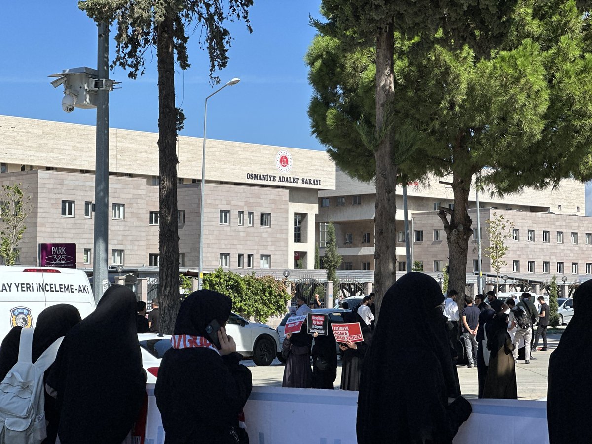 seymaakdagoglu2's tweet photo. Bugün de Osmaniye’de Kur’an okunan bir evin kapatılmasına tepki gösteren kardeşlerimizin duruşması için adliye önündeyiz. 
Yıl 2026. Soruyoruz; 
Kuran okumak suç mu?

#28ŞubatHortladı
#OsmaniyeAdliyesi
#KuranOkumakSuçMu https://t.co/D0izqCkyfw