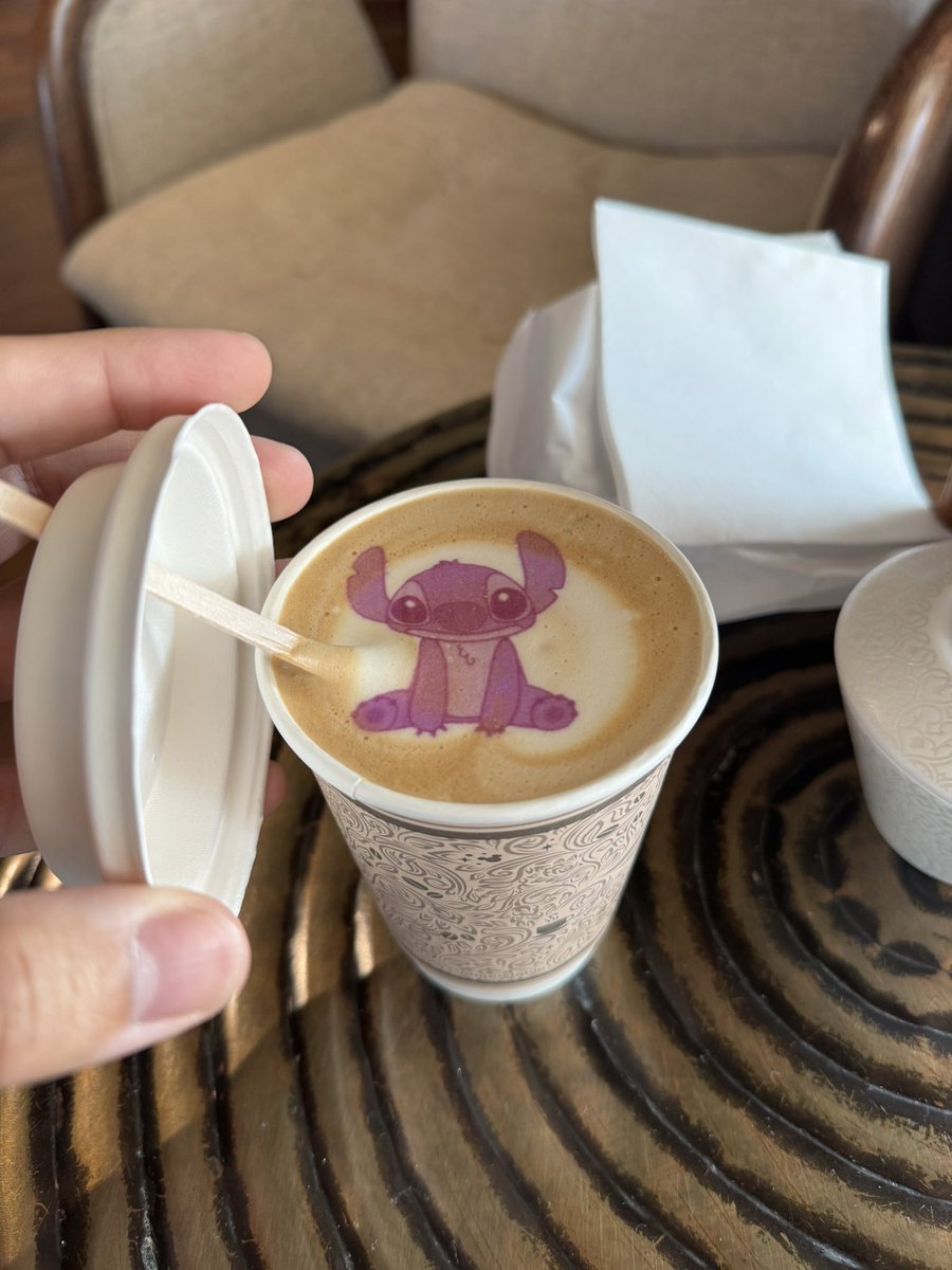 d___Disney's tweet photo. Day4からCOVE CAFEデビュー(?)しました☕️
ラテアートはスティッチ🫰

(一度行くともう抜けられません...笑)

#DM_DISNEY_LOG https://t.co/KN4dz1PVm6