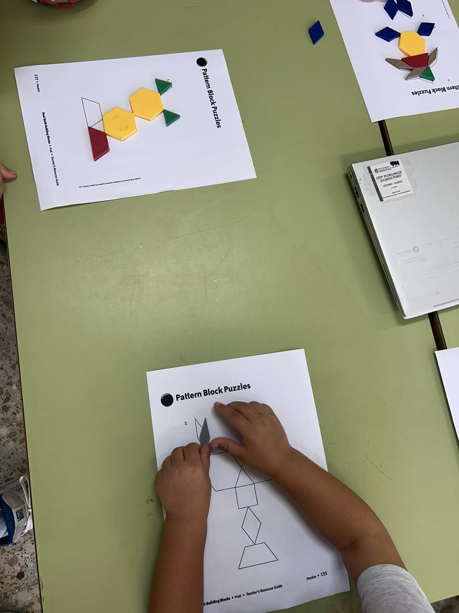 chussiabaleston's tweet photo. #aulaspararesolverproblemas 
#patternblocks 
#EduciónInfantil https://t.co/9qwmehpRbG