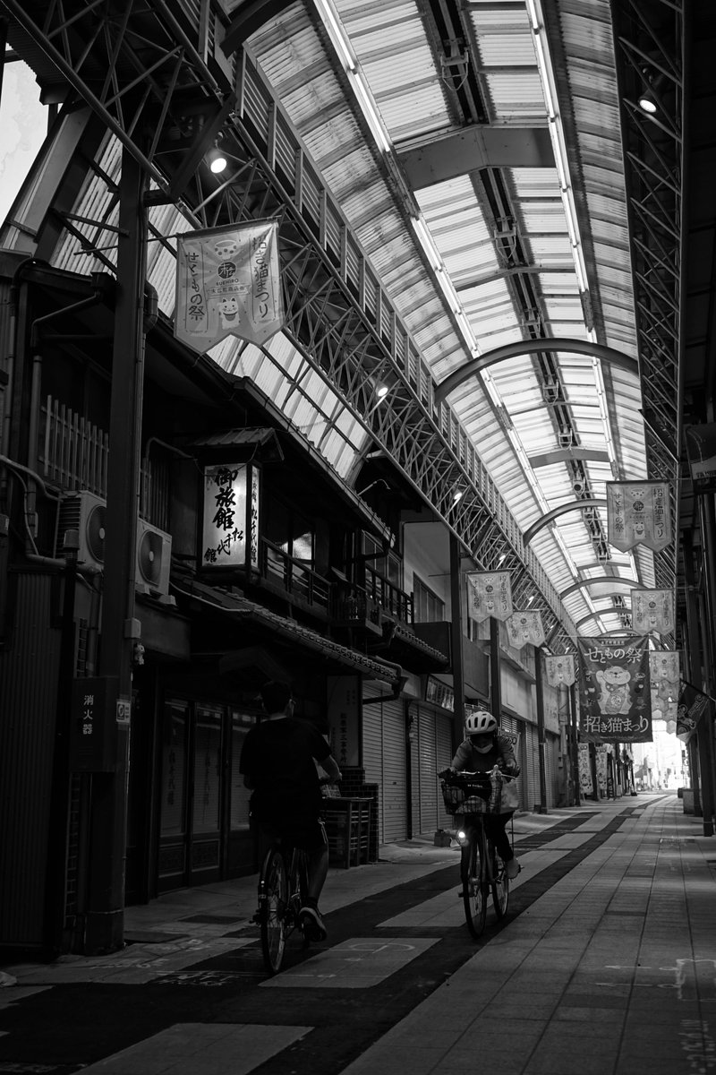 keisuke9498's tweet photo. 商店街を歩いていると、目的地よりも途中で足を止めることのほうが多い。

古い看板だったり、シャッターだったり、アーケードから差し込む光だったり。

「何を撮りに来たのか」より、「何に惹かれたのか」。

今回はそんな感じで、瀬戸を歩いてきました。
#瀬戸市 #モノクロ #街角スナップ #写真散歩 https://t.co/XTwD5ThPxS