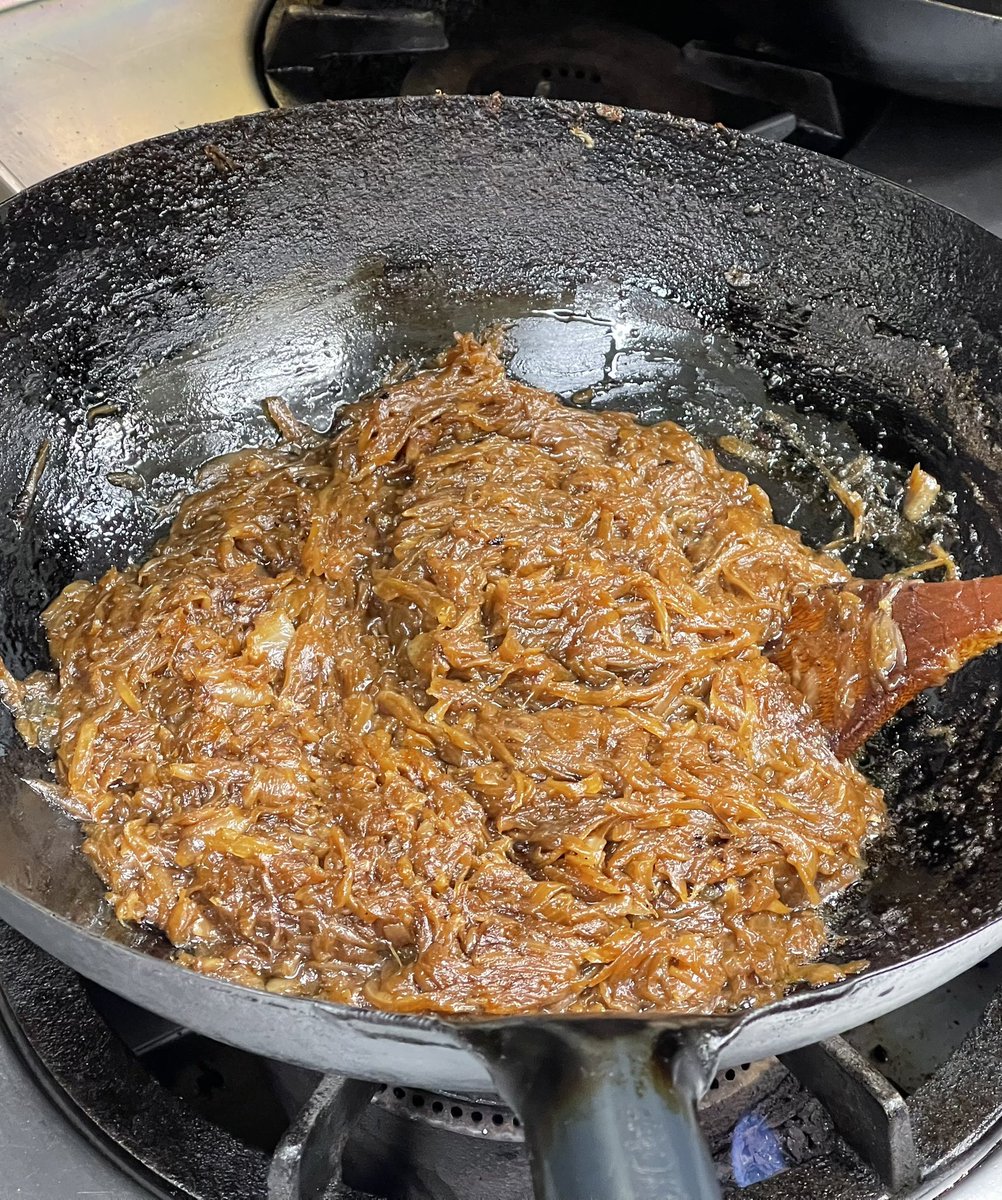 mkitade0463's tweet photo. 50分間付きっきりで炒め玉ねぎはできあがり
次は下茹でしたエゾシカのミンチと煮込みへ https://t.co/WfkA230MZQ