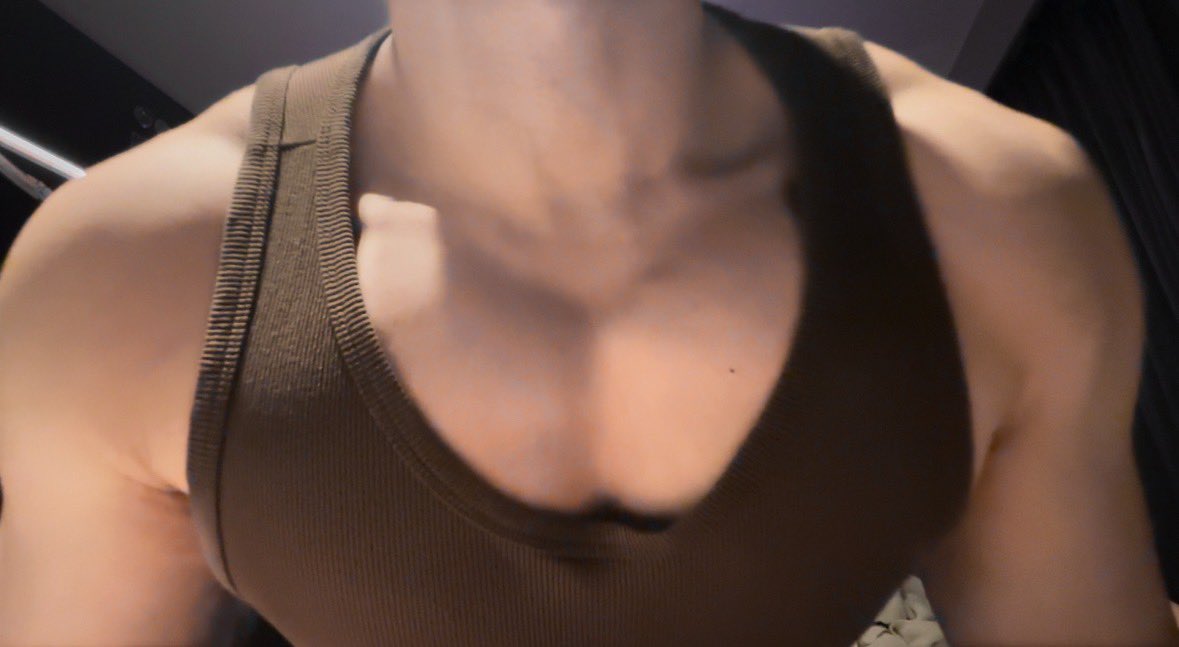 Didomeop1's tweet photo. 说不清楚这个视角
#男妈妈 #肌肉男 #宽肩窄腰 #脂包肌 #健身房 #减脂 #猛男 #西装 #制服 https://t.co/uo3x0YzWMl