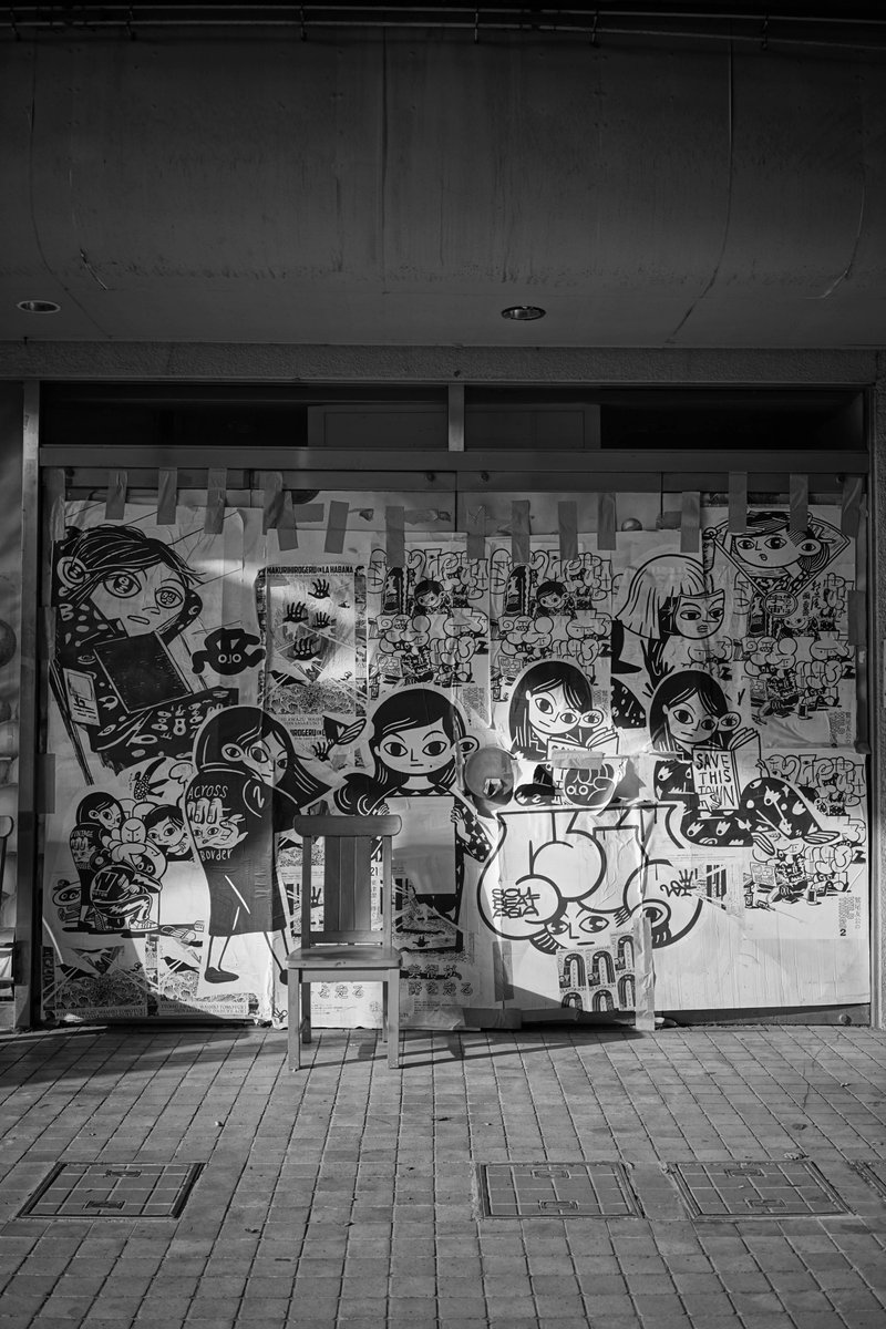 keisuke9498's tweet photo. 商店街を歩いていると、目的地よりも途中で足を止めることのほうが多い。

古い看板だったり、シャッターだったり、アーケードから差し込む光だったり。

「何を撮りに来たのか」より、「何に惹かれたのか」。

今回はそんな感じで、瀬戸を歩いてきました。
#瀬戸市 #モノクロ #街角スナップ #写真散歩 https://t.co/XTwD5ThPxS