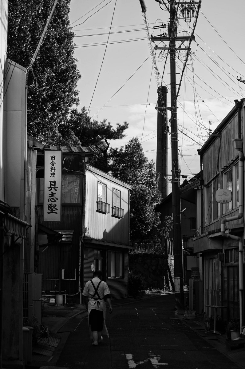 keisuke9498's tweet photo. 商店街を歩いていると、目的地よりも途中で足を止めることのほうが多い。

古い看板だったり、シャッターだったり、アーケードから差し込む光だったり。

「何を撮りに来たのか」より、「何に惹かれたのか」。

今回はそんな感じで、瀬戸を歩いてきました。
#瀬戸市 #モノクロ #街角スナップ #写真散歩 https://t.co/XTwD5ThPxS