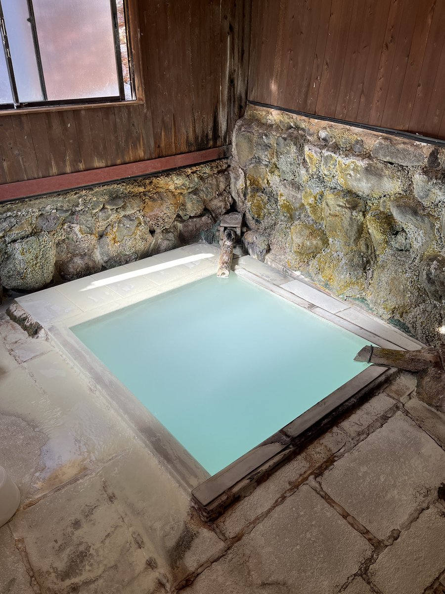 hotspringsrec's tweet photo. 明礬温泉 旅館若杉
賑わいを見せる鉄輪温泉に近く静かに過ごせる宿
有名な蒸しプリンのお店も近い
・ライトブルーの美しい硫黄泉
・2種類の温泉が貸切で楽しめる
・民宿のような家庭的な料理
魅力満載の宿の詳細記事はこちら👇
https://t.co/6Kvy5k4Ct5 https://t.co/C0vTSh5U6u