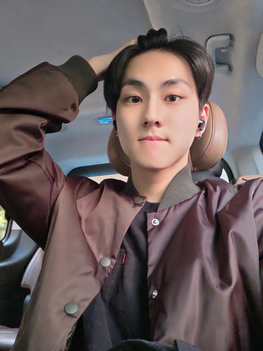 enhypenweverse's tweet photo. [ #정원’s DM ] 260929

🐈: [Pictures] 
🐈: I looked very sleepy
🐈: In reality, yes
🐈: [My] hair
🐈: Was standing up a lot, right
🐈: Kekekekeke
🐈: The comeback article came out
🐈: [We're] quite busy these days because of that (cute tone)

@ENHYPEN_members @ENHYPEN #ENHYPEN #엔하이픈 #JUNGWON