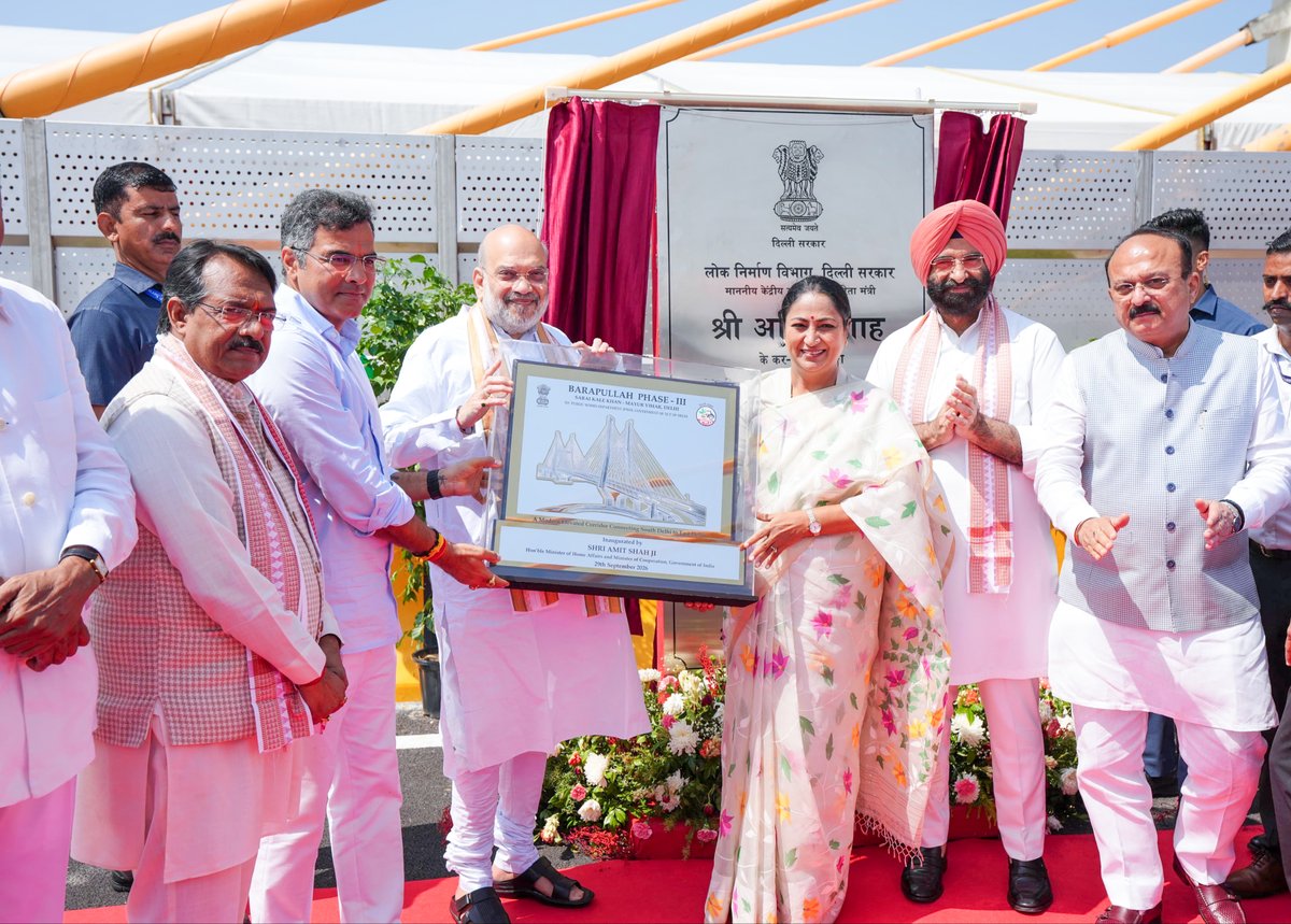 AmitShah's tweet photo. दिल्ली की कनेक्टिविटी को सुदृढ़ और दिल्लीवासियों के सफर को सुगम बनाने के लिए आज ₹1,941 करोड़ से अधिक की विभिन्न परियोजनाओं का उद्घाटन व शिलान्यास किया।

₹1,635 करोड़ की लागत से बना बारापुला एलिवेटेड रोड फेज-3 आज दिल्लीवासियों को समर्पित किया। इससे पूर्वी और दक्षिणी दिल्ली के बीच सिग्नल-फ्री कनेक्टिविटी होगी, जिससे आवागमन सुगम होगा, ट्रैफिक जाम से राहत मिलेगी और यात्रा का समय भी बचेगा।

साथ ही, मोदी मिल-सावित्री सिनेमा फ्लाईओवर और लोनी अंडरपास का भी शिलान्यास किया।