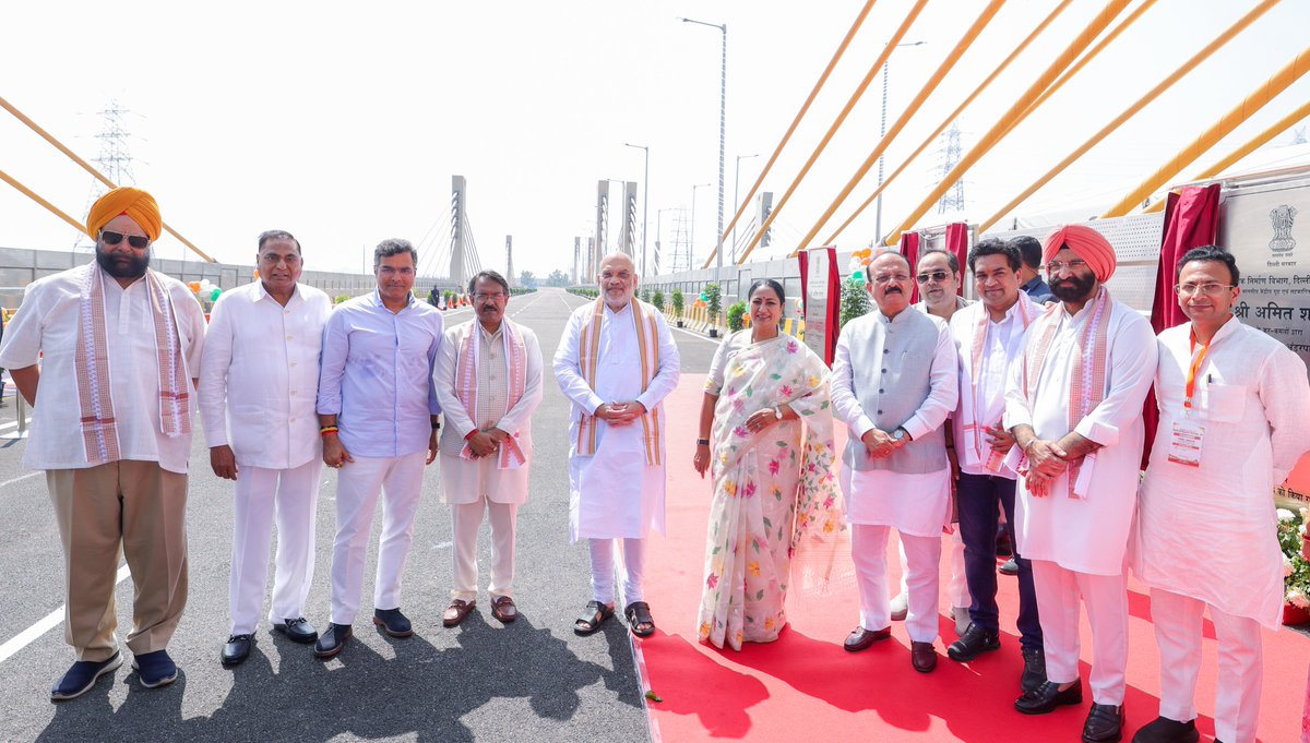 AmitShah's tweet photo. दिल्ली की कनेक्टिविटी को सुदृढ़ और दिल्लीवासियों के सफर को सुगम बनाने के लिए आज ₹1,941 करोड़ से अधिक की विभिन्न परियोजनाओं का उद्घाटन व शिलान्यास किया।

₹1,635 करोड़ की लागत से बना बारापुला एलिवेटेड रोड फेज-3 आज दिल्लीवासियों को समर्पित किया। इससे पूर्वी और दक्षिणी दिल्ली के बीच सिग्नल-फ्री कनेक्टिविटी होगी, जिससे आवागमन सुगम होगा, ट्रैफिक जाम से राहत मिलेगी और यात्रा का समय भी बचेगा।

साथ ही, मोदी मिल-सावित्री सिनेमा फ्लाईओवर और लोनी अंडरपास का भी शिलान्यास किया।