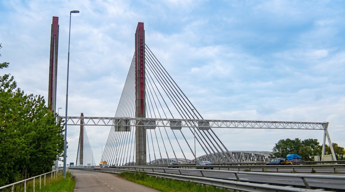 wimbeerden's tweet photo. Brug van de dag
29 september 2026
De Martinus Nijhoffbrug uit 1996 over de Waal nabij Zaltbommel,het ontwerp is van het ingenieurs consortium BVW.
De foto's zijn door mij genomen op 2 juli 2011 en verbeterd met AI. https://t.co/jpfVXcJOaw