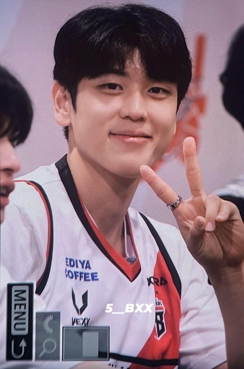 5__Bxx's tweet photo. 와펜 다른조 당첨돼서 울상짓고 있으니까
예쁜짓 해주는 남자 ♡ 아 잘생겼어 #변준형 https://t.co/zDNlSVUL2F