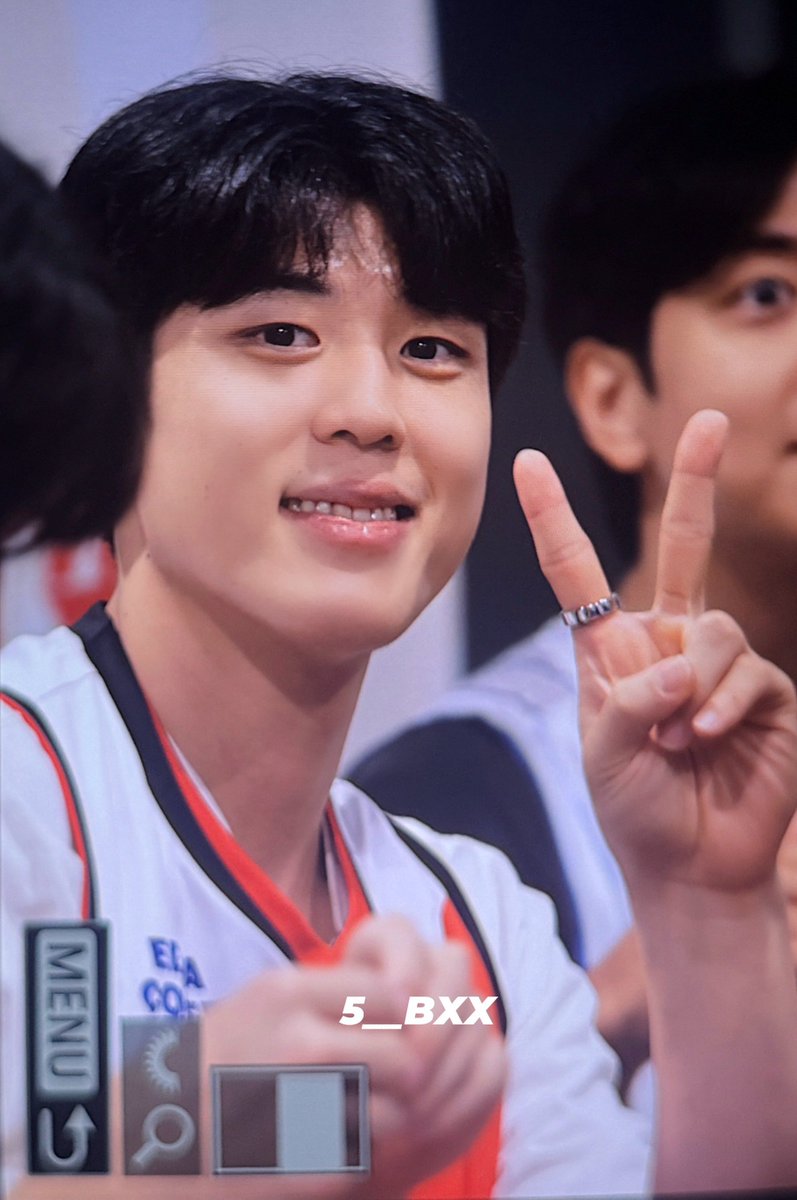 5__Bxx's tweet photo. 와펜 다른조 당첨돼서 울상짓고 있으니까
예쁜짓 해주는 남자 ♡ 아 잘생겼어 #변준형 https://t.co/zDNlSVUL2F