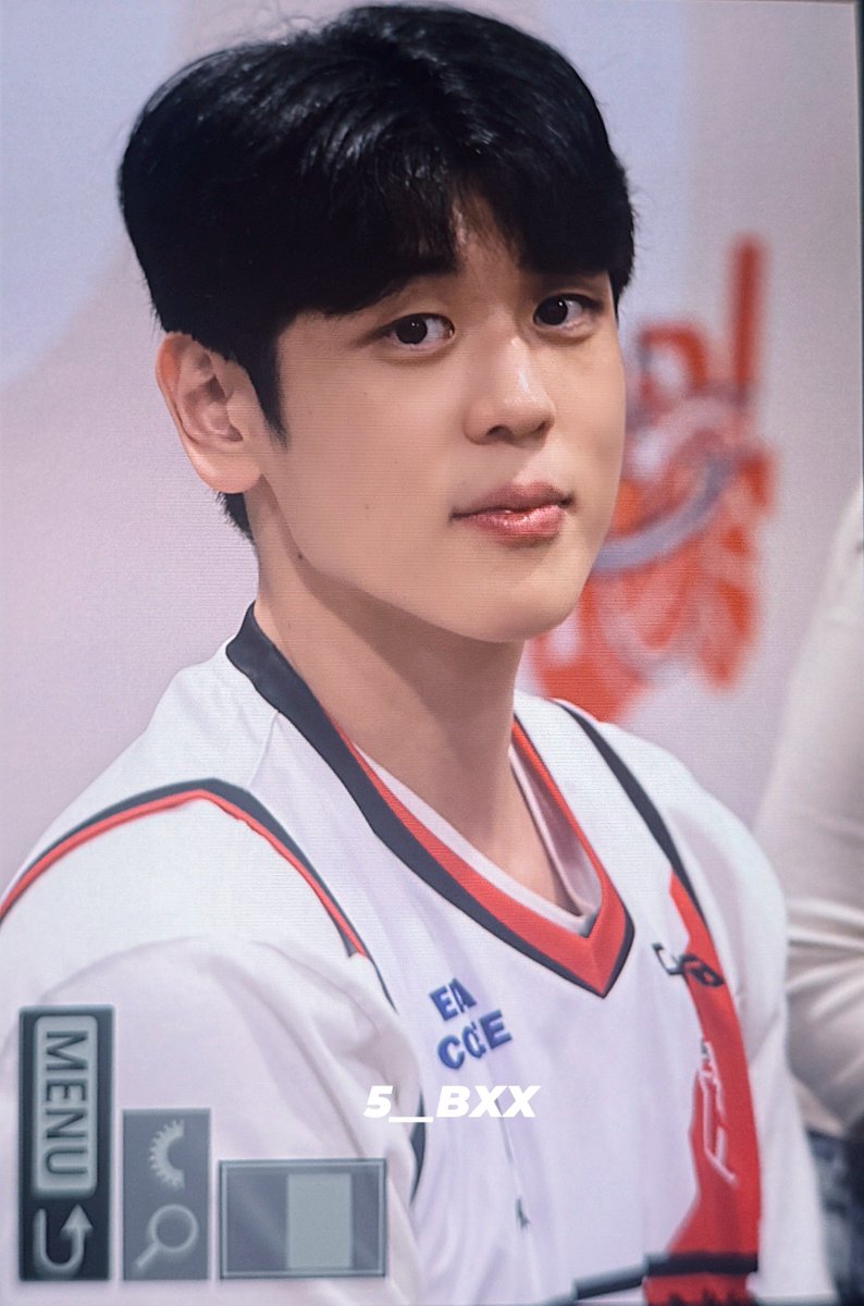 5__Bxx's tweet photo. 와펜 다른조 당첨돼서 울상짓고 있으니까
예쁜짓 해주는 남자 ♡ 아 잘생겼어 #변준형 https://t.co/zDNlSVUL2F
