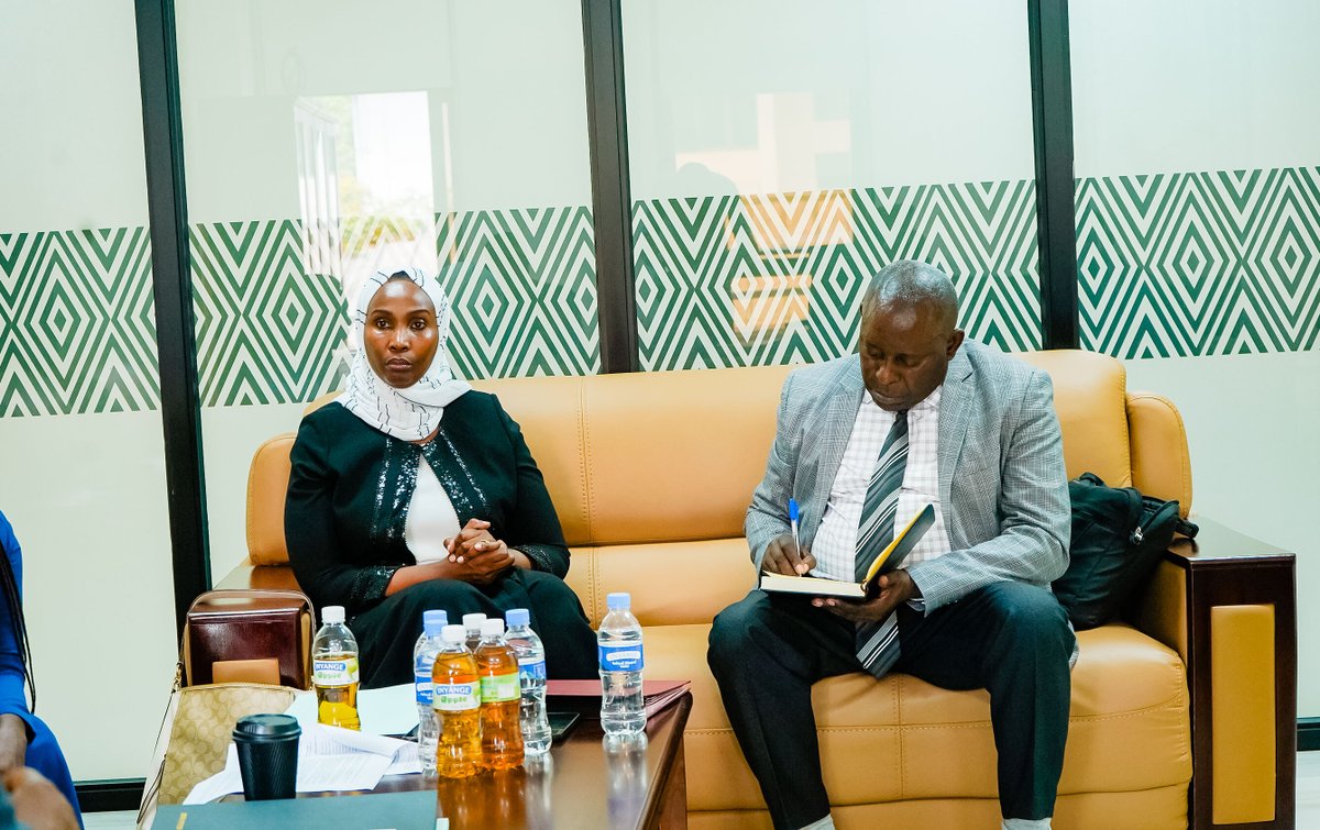 NFPO_Rwanda's tweet photo. None tariki ya 29/9/2026, ku cyicaro cy’Ihuriro ry’Imitwe ya Politiki, habereye umuhango w’ihererekanyabubasha hagati ya Biro y’Ihuriro ishoje manda yari iyobowe na Hon. Dr Habineza Frank (DGPR-Green Party), na Biro nshya iyobowe na Hon. Ndagijimana Leonard (PDC). https://t.co/ze1GqKcAy4