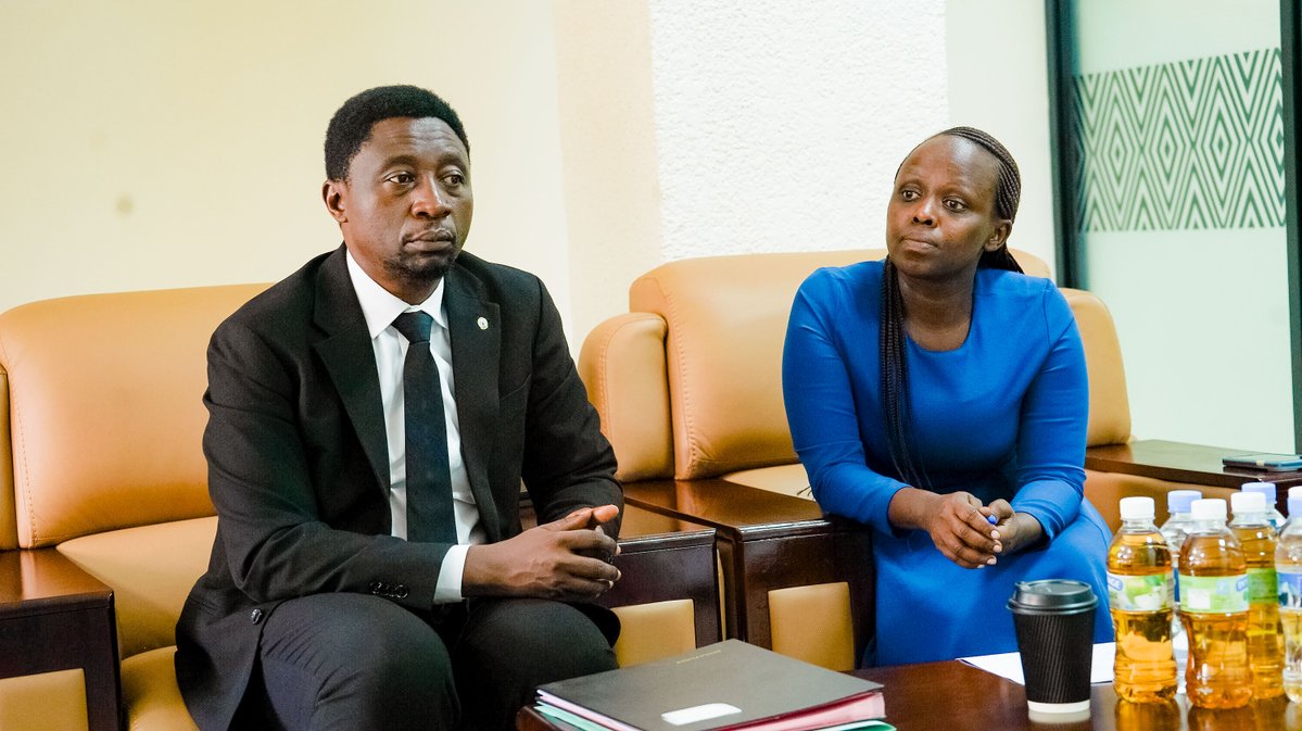 NFPO_Rwanda's tweet photo. None tariki ya 29/9/2026, ku cyicaro cy’Ihuriro ry’Imitwe ya Politiki, habereye umuhango w’ihererekanyabubasha hagati ya Biro y’Ihuriro ishoje manda yari iyobowe na Hon. Dr Habineza Frank (DGPR-Green Party), na Biro nshya iyobowe na Hon. Ndagijimana Leonard (PDC). https://t.co/ze1GqKcAy4