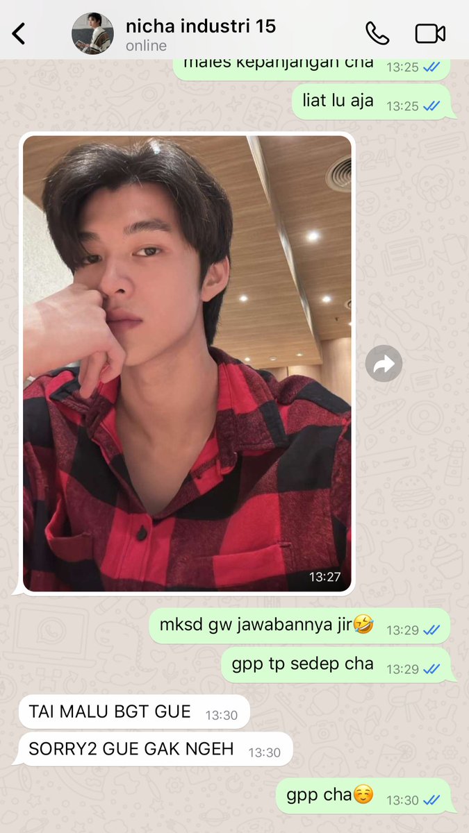 iHugvachi's tweet photo. #tingmeen ft Joss one tweet au

si krating belom kelar ngerjain tugas, akhirnye minta contekan ke temen sonoan banyak sama temen beneran die https://t.co/iB00ypSd5T