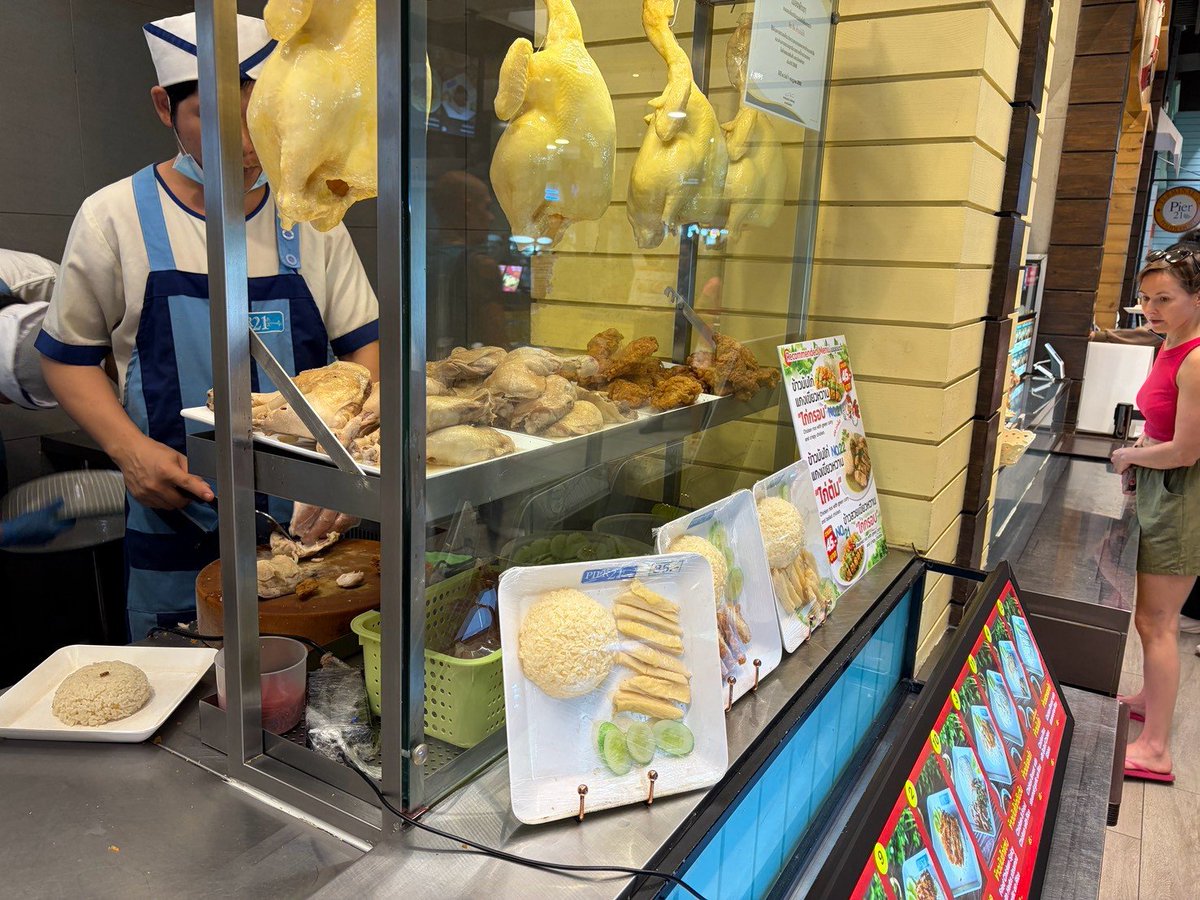 HitoriYuchi's tweet photo. 最終日はターミナル21のフードコートPier 21で遅めのランチ…娘はカオマンガイ、私はYouTubeでお勧めしてたマッサマンカレー♥激安で美味しくて大満足👍バナナロティをテイクアウトしてホテルに戻りました〜
#タイ
#パタヤ
#ターミナル21 https://t.co/9n9UUcd51B