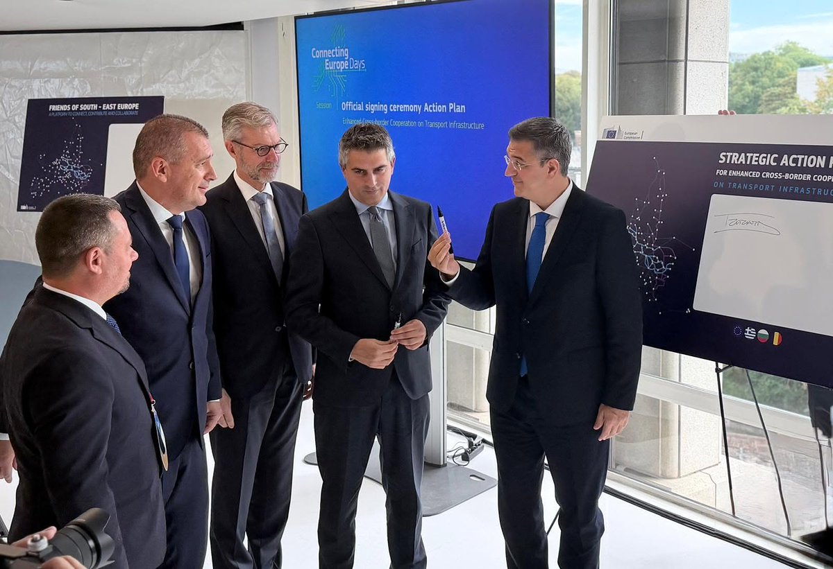 BGPermRepEU's tweet photo. 🇧🇬🇬🇷🇷🇴 Bulgaria, Greece and Romania signed a joint action plan for 25 strategic transport projects worth €22.8bn, linking the Aegean Sea, the Danube and the Black Sea.

Key priorities: the Ruse–Giurgiu–Bucharest railway (by 2030) and a new Ruse–Giurgiu bridge (by 2032).

#EU https://t.co/L1B8yl0ttq