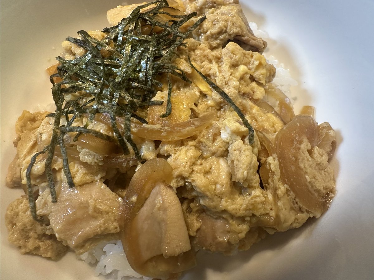 smomoya's tweet photo. #おうちごはん

雨☔なのでお惣菜を買って
丼を作ろうと おもってましたが
チキンカツ、ヒレカツ、ロースカツ
全て売り切れだったので……

鶏肉を購入して
親子丼をつくりました………✨✨ https://t.co/qcOPwHZZnV
