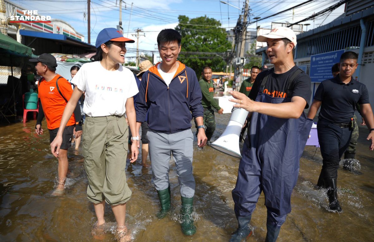 thestandardth's tweet photo. ณัฐพงษ์ลงพื้นที่นนทบุรี จี้รัฐบาลเร่งลอกคลองรับมวลน้ำเหนือ พร้อมร่วมกองทัพบกแจกอาหารผู้ประสบภัย

ณัฐพงษ์ เรืองปัญญาวุฒิ สส. แบบบัญชีรายชื่อ หัวหน้าพรรคประชาชน ลงพื้นที่จังหวัดนนทบุรี ตรวจสอบระบบระบายน้ำเพื่อเตรียมรับมือมวลน้ำเหนือและภาวะน้ำทะเลหนุนสูง พร้อมเรียกร้องรัฐบาลเร่งกำจัดสิ่งกีดขวางทางน้ำภายใน 3 วัน ก่อนมวลน้ำเหนือเดินทางมาถึง นอกจากนี้ยังได้ร่วมกับ สส. ในพื้นที่และกำลังพลจากกองทัพบก เข้าแจกจ่ายอาหารแก่ประชาชนในชุมชนลึกที่ยังไม่ได้รับการช่วยเหลือ

วันนี้ (29 กันยายน) ณัฐพงษ์ เรืองปัญญาวุฒิ และ เดชรัต สุขกำเนิด ผู้อำนวยการศูนย์นโยบายเพื่ออนาคต พรรคประชาชน พร้อมด้วย สส.นนทบุรี พรรคประชาชน เดินทางไปตรวจสอบระบบการระบายน้ำที่ประตูระบายน้ำคลองบางตลาด กรมชลประทาน

ณัฐพงษ์ระบุว่า ภารกิจสำคัญที่สุดในขณะนี้คือการเร่งระบายน้ำออกจากพื้นที่โดยเร็ว เนื่องจากมวลน้ำจากภาคเหนือเตรียมไหลลงสู่อ่าวไทยผ่านแม่น้ำเจ้าพระยา ประกอบกับจะมีภาวะน้ำทะเลหนุนสูงระหว่างวันที่ 29 กันยายน ถึง 4 ตุลาคม หากไม่เร่งระบายน้ำในช่วงนี้ จะส่งผลให้พื้นที่น้ำท่วมขังต้องเผชิญปัญหายาวนาน

จากการตรวจสอบร่วมกับเจ้าหน้าที่กรมชลประทาน พบว่าแม้จะมีการเดินเครื่องสูบน้ำอย่างเต็มศักยภาพ แต่อุปสรรคสำคัญคือการลำเลียงน้ำมายังประตูระบายน้ำ เนื่องจากมีดินเลน วัชพืช และขยะขวางทางน้ำ ทำให้น้ำในพื้นที่นนทบุรีลดลงอย่างล่าช้า

เมื่อตรวจสอบประตูน้ำบางตลาดฝั่งติดคลองประปา ซึ่งเป็นช่องทางระบายน้ำของอุตสาหกรรมและชุมชนขนาดใหญ่ในจังหวัดนนทบุรี พบว่าคลองมีสภาพตื้นเขิน โดยทางเทศบาลนครปากเกร็ดชี้แจงว่าไม่สามารถดำเนินการขุดลอกคลองได้ เนื่องจากกังวลปัญหาตลิ่งพังทลาย

รวมไปถึงข้อจำกัดเรื่องระเบียบการตรวจสอบของสำนักงานการตรวจเงินแผ่นดิน (สตง.) เกี่ยวกับการจัดการดินที่ขุดลอกซึ่งต้องใช้ระยะเวลานาน ทำให้เทศบาลไม่สามารถรับความเสี่ยงได้

ณัฐพงษ์ได้เรียกร้องไปยังหน่วยงานรัฐ ให้เร่งลงพื้นที่แก้ไขปัญหาและเคลียร์สิ่งกีดขวางทางน้ำภายในช่วง 3 วันนี้ก่อนที่มวลน้ำเหนือจะมาถึง

พร้อมฝากความห่วงใยถึงนายกรัฐมนตรีให้ความสำคัญกับการบริหารจัดการน้ำในจังหวัดอื่นๆ ที่ประสบอุทกภัยรุนแรงเช่นเดียวกัน อาทิ พระนครศรีอยุธยาที่กำลังรับน้ำรอบใหม่จากแม่น้ำป่าสัก รวมถึง สระบุรี กาญจนบุรี ปราจีนบุรี นครนายก ชลบุรี จันทบุรี ตลอดจนจังหวัดปริมณฑลอย่างสมุทรปราการและนนทบุรี ซึ่งหลายพื้นที่มีสถานการณ์หนักหนากว่ากรุงเทพมหานคร แต่การบริหารจัดการยังขาดประสิทธิภาพ

หลังจากการตรวจสอบระบบระบายน้ำ ณัฐพงษ์ พร้อมด้วย กรณ์ มีดี สส.นนทบุรี เขต 4 พรรคประชาชน ได้ลงพื้นที่ซอยหมู่บ้านประชาชื่น 7-10 เพื่อแจกจ่ายอาหารให้แก่ประชาชน

ระหว่างการลงพื้นที่ ณัฐพงษ์ได้กล่าวชื่นชมเทศบาลนครปากเกร็ดที่จัดตั้งจุดบริการอำนวยความสะดวกในการลงทะเบียนรับเงินเยียวยาน้ำท่วมอย่างมีประสิทธิภาพ โดยใช้เพียงสำเนาบัตรประจำตัวประชาชน ทะเบียนบ้าน และบัญชีธนาคาร ตลอดจนเปิดช่องทางออนไลน์ ซึ่งประชาชนจะได้รับเงินภายใน 24 ชั่วโมง พร้อมเสนอแนะให้กรุงเทพมหานครนำรูปแบบดังกล่าวไปให้บริการแก่ผู้ประสบภัยเช่นเดียวกัน

ในวันเดียวกัน ณัฐพงษ์ พร้อมด้วย วุฒากร นุตยกุล สส.นนทบุรี เขต 1 และกำลังพลจากกองทัพบก ได้นำข้าวกล่องเข้าแจกจ่ายให้แก่ประชาชนในชุมชนประชาชื่นซอย 7 ซึ่งเผชิญปัญหาน้ำท่วมสูงมาตลอด 4 วัน โดยเฉพาะบริเวณท้ายซอยซอยลึกที่มีผู้สูงอายุและผู้ป่วยติดเตียงพักอาศัยอยู่เป็นจำนวนมากและยังไม่ได้รับการช่วยเหลือจากหน่วยงานใด

ประชาชนในพื้นที่ต่างแสดงความยินดีและขอบคุณคณะที่เข้ามาให้ความช่วยเหลือ เนื่องจากระดับน้ำในชุมชนเคยท่วมสูงเกือบถึงระดับเอว และเพิ่งลดระดับลงมาอยู่ที่ระดับหัวเข่าในวันนี้

#TheStandardNews
