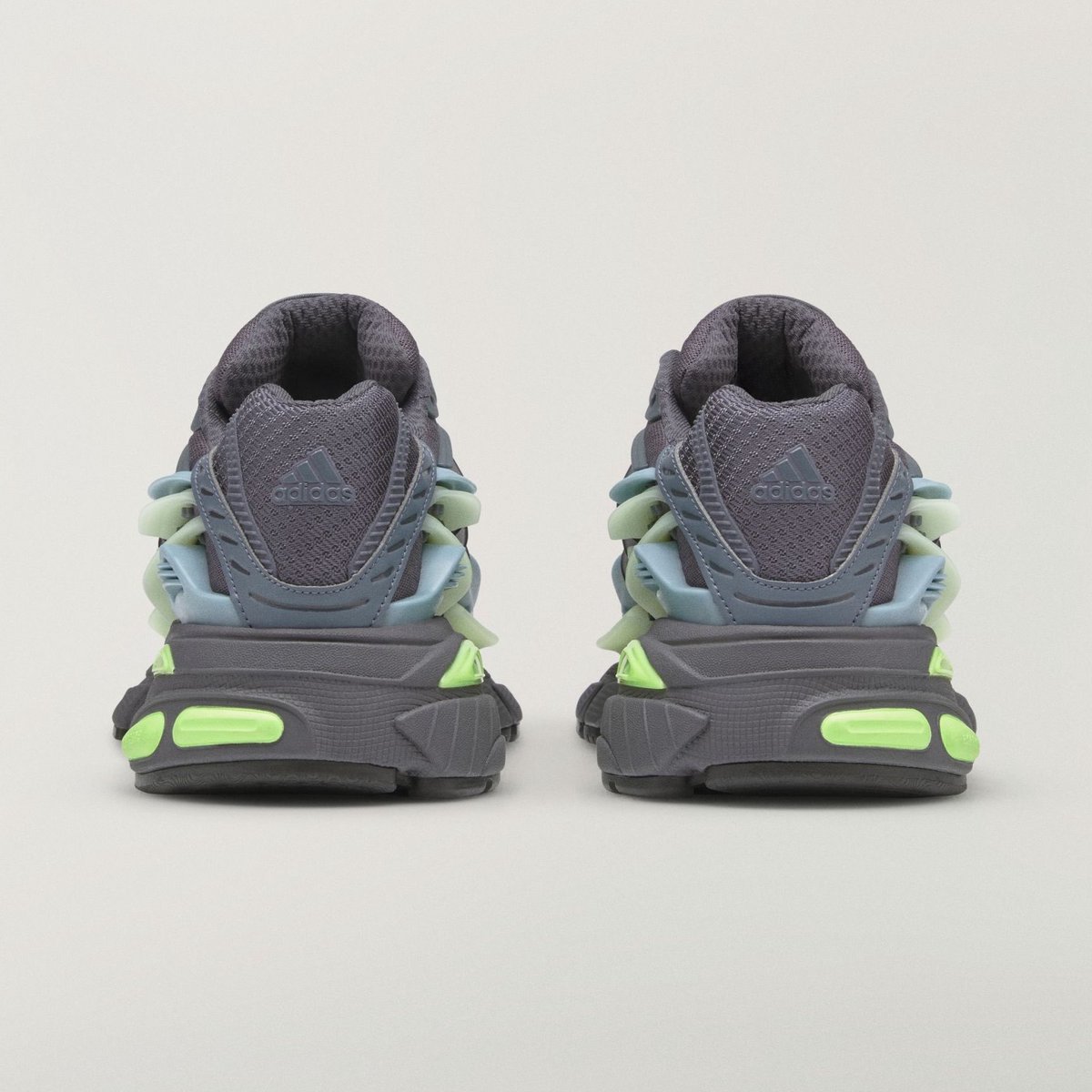 Ovrnundr's tweet photo. Pharrell x adidas Adistar Jellyfish “Onix” 🪼 

OFFICIAL IMAGES 

• $300 
• October 24th https://t.co/8XrRwS3Yc7