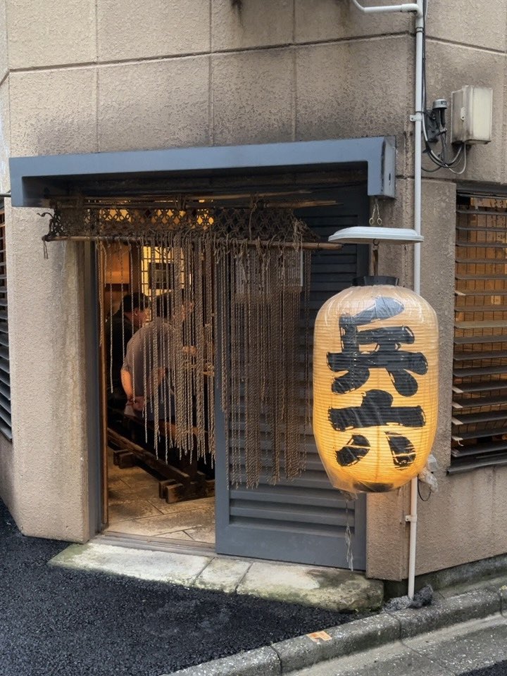 nonderful's tweet photo. 【自分で決めた自分にとってだけの吉例】

自分にとっての “ハレの日” にだけ呑むと決めている “嶺の露” をこの日いただく

前日が十五夜の月だったか

供された “嶺の露” の表面張力の水面(みなも)へ天井からの丸い灯りを浮かべて、これを名月に見たてて愛で呑む…

https://t.co/iOJqcm24eW https://t.co/0govZDMoy3