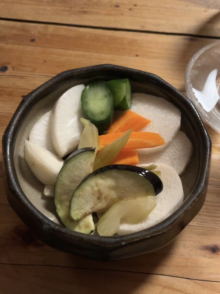 nonderful's tweet photo. 【自分で決めた自分にとってだけの吉例】

自分にとっての “ハレの日” にだけ呑むと決めている “嶺の露” をこの日いただく

前日が十五夜の月だったか

供された “嶺の露” の表面張力の水面(みなも)へ天井からの丸い灯りを浮かべて、これを名月に見たてて愛で呑む…

https://t.co/iOJqcm24eW https://t.co/0govZDMoy3