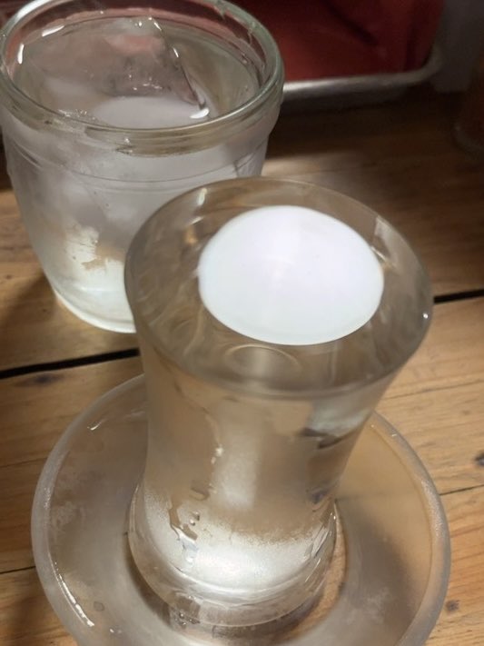 nonderful's tweet photo. 【自分で決めた自分にとってだけの吉例】

自分にとっての “ハレの日” にだけ呑むと決めている “嶺の露” をこの日いただく

前日が十五夜の月だったか

供された “嶺の露” の表面張力の水面(みなも)へ天井からの丸い灯りを浮かべて、これを名月に見たてて愛で呑む…

https://t.co/iOJqcm24eW https://t.co/0govZDMoy3
