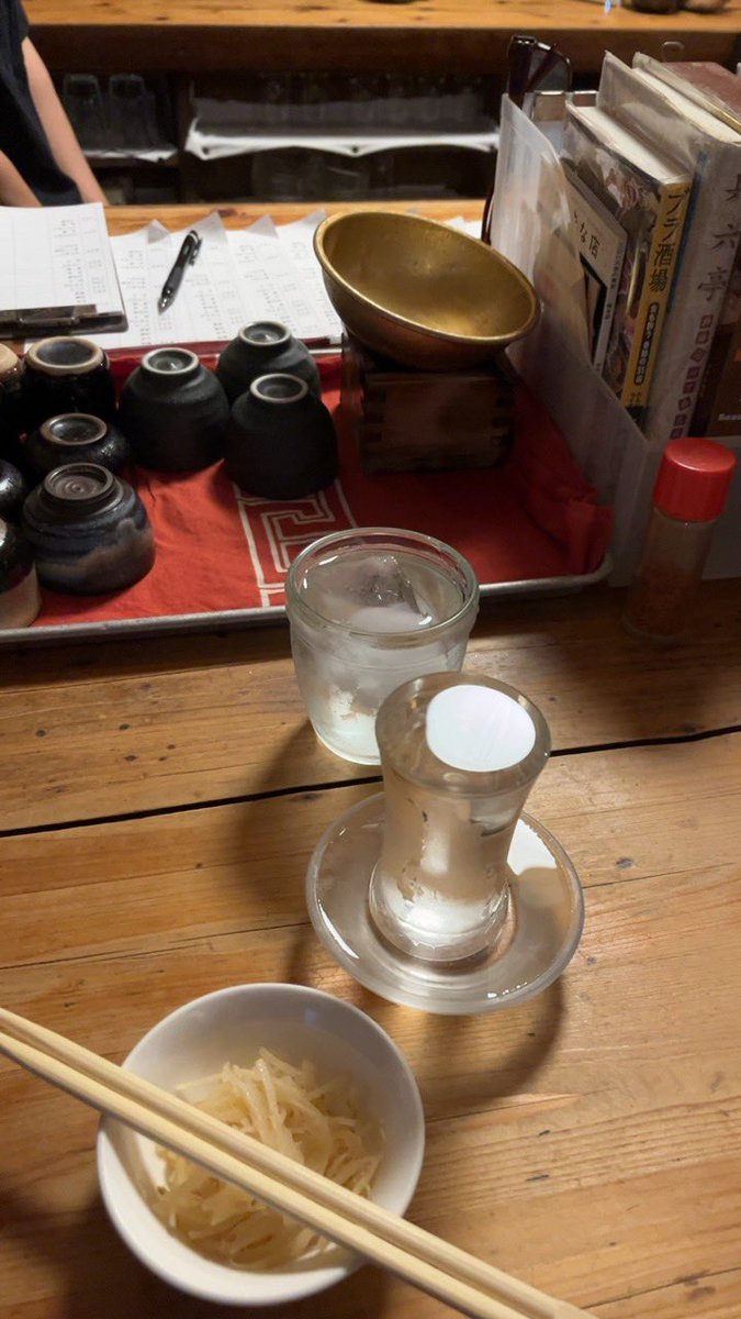 nonderful's tweet photo. 【自分で決めた自分にとってだけの吉例】

自分にとっての “ハレの日” にだけ呑むと決めている “嶺の露” をこの日いただく

前日が十五夜の月だったか

供された “嶺の露” の表面張力の水面(みなも)へ天井からの丸い灯りを浮かべて、これを名月に見たてて愛で呑む…

https://t.co/iOJqcm24eW https://t.co/0govZDMoy3