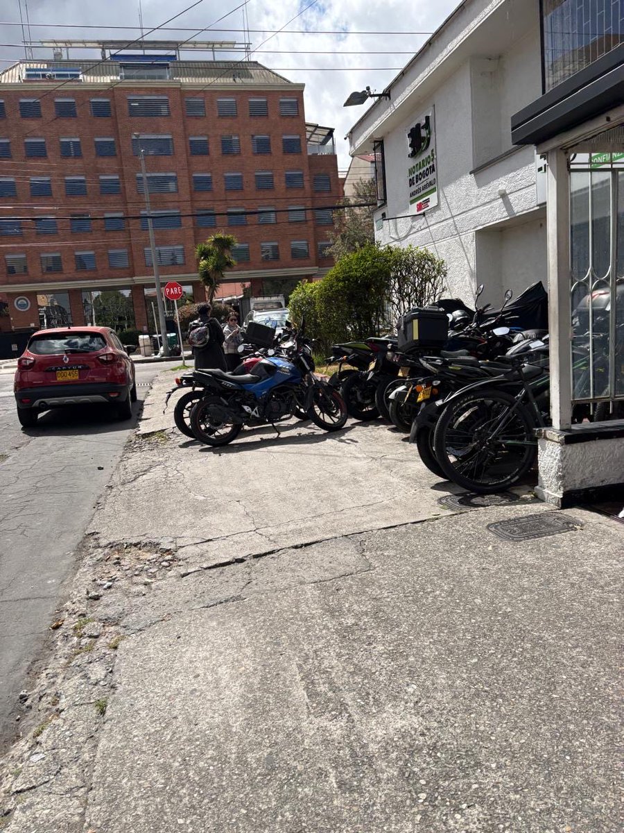 MichaelSegCD's tweet photo. No sabemos por qué el Sr Notario invadió el espacio público con su vehículo, con los vehículos y motocicletas de sus empleados y personas que van hacer actividades a esa Notaria y nadie le dice absolutamente nada. Carrera 15 A 120 63. @SectorMovilidad @MiEspacioesBog @alcaldiausaquen